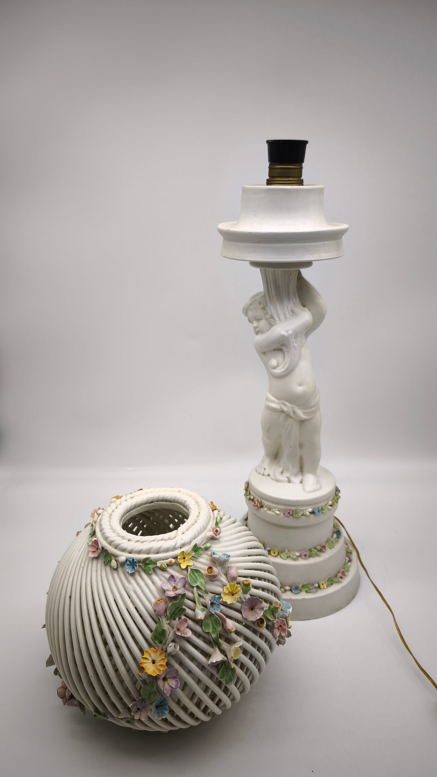 89677 Lampada in ceramica di Capodimonte con decoro fiori
