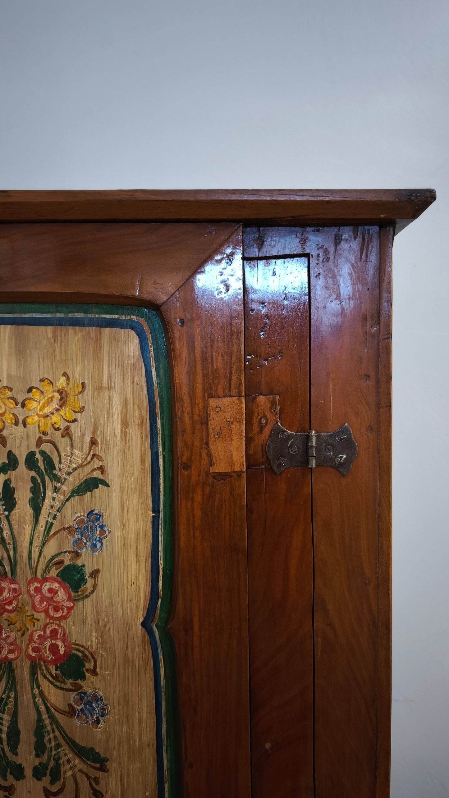 89732 Armadio in legno con ante dipinte