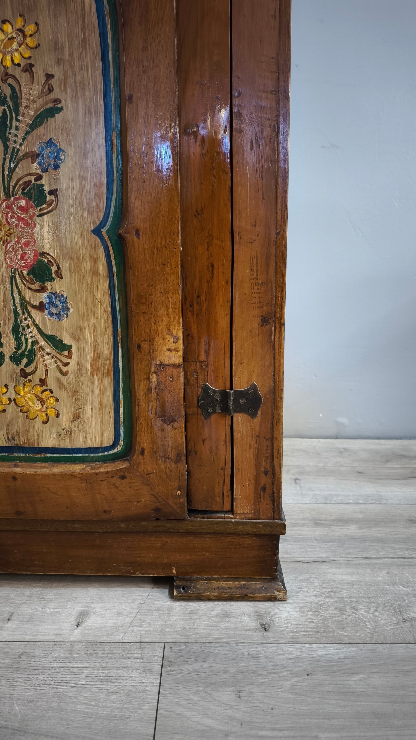 89732 Armadio in legno con ante dipinte