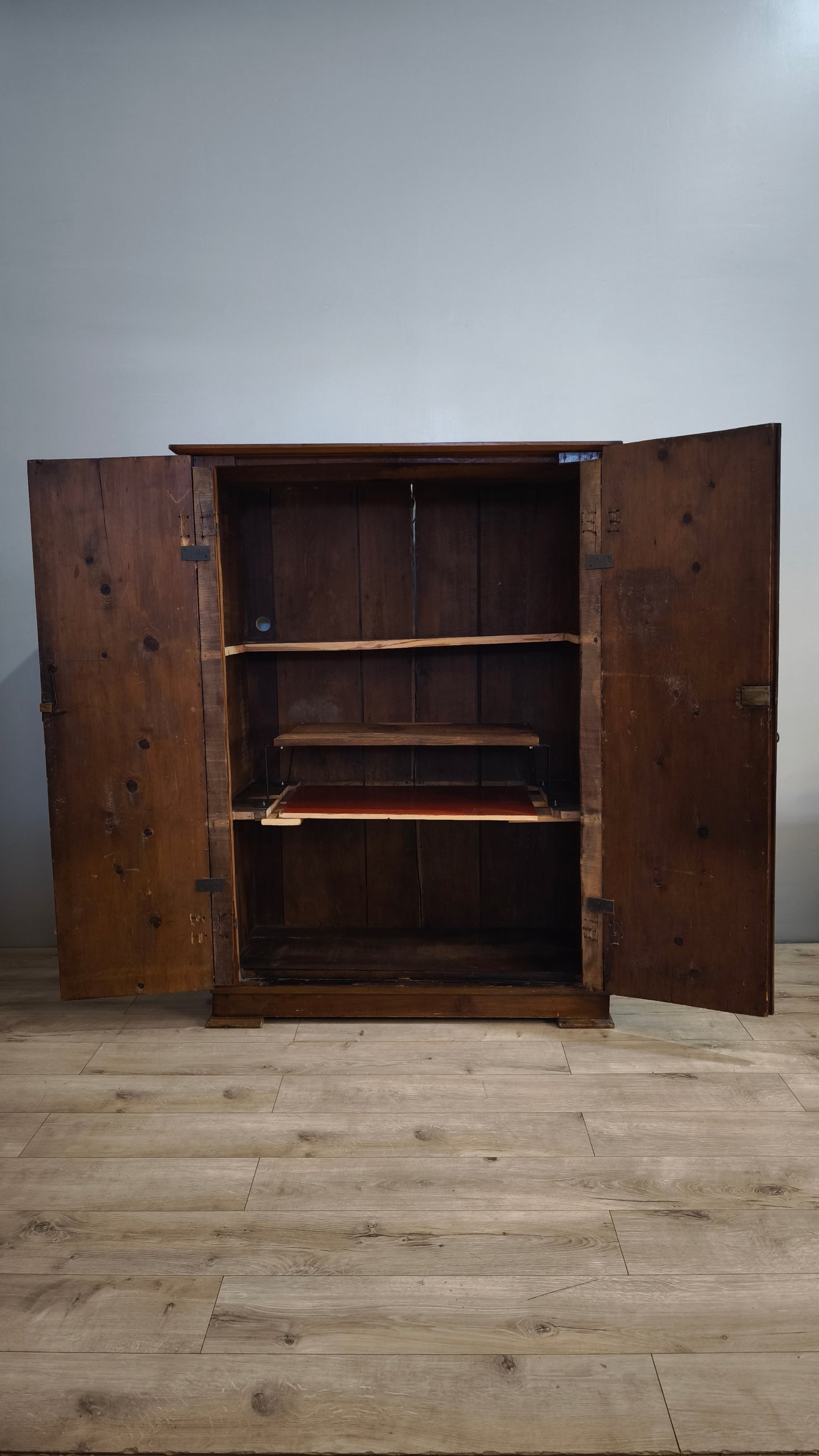 89732 Armadio in legno con ante dipinte