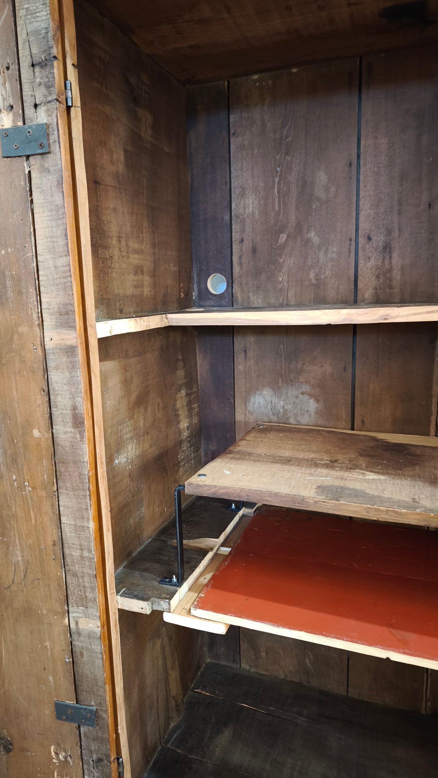 89732 Armadio in legno con ante dipinte