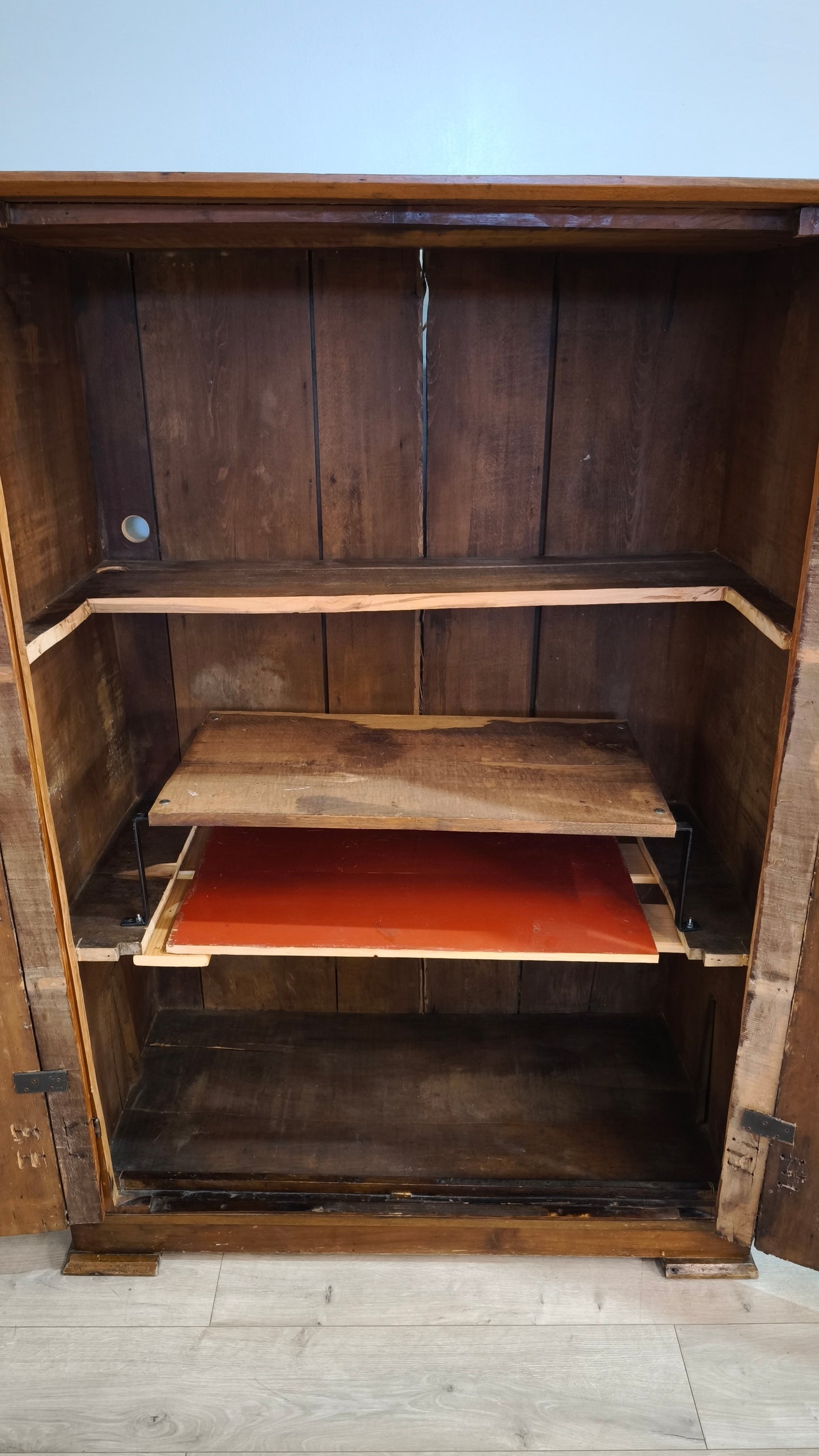 89732 Armadio in legno con ante dipinte