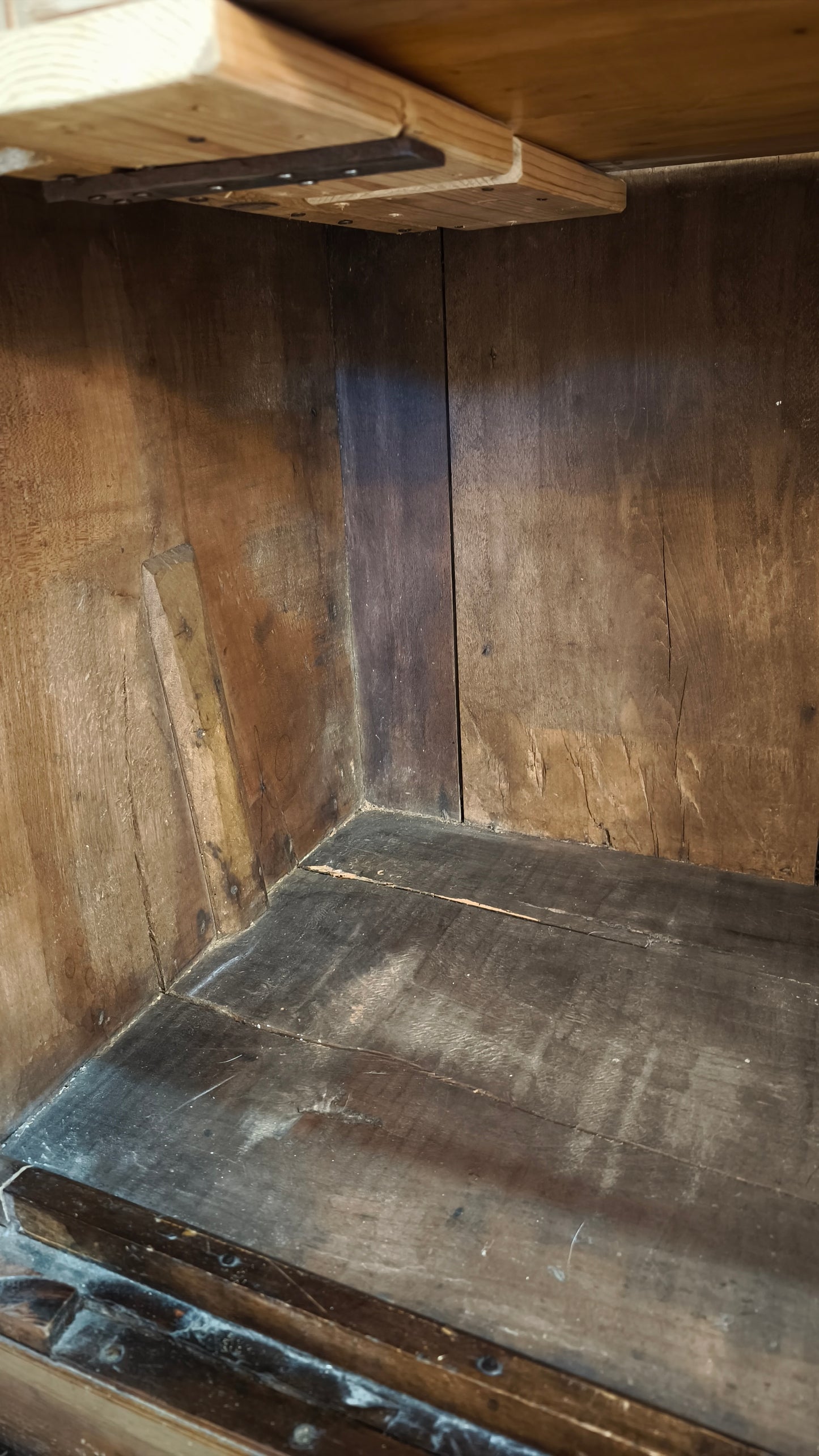 89732 Armadio in legno con ante dipinte