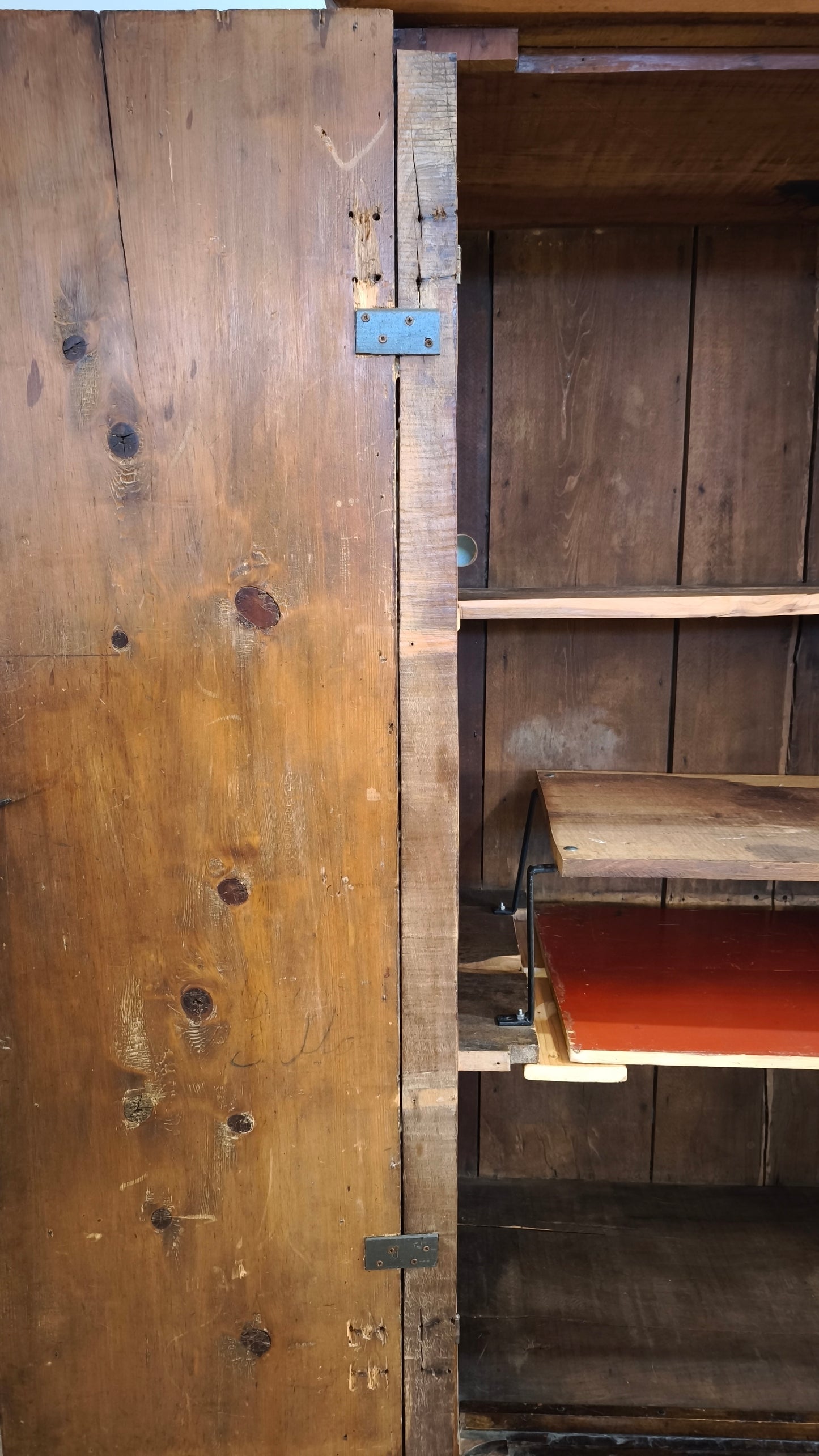 89732 Armadio in legno con ante dipinte