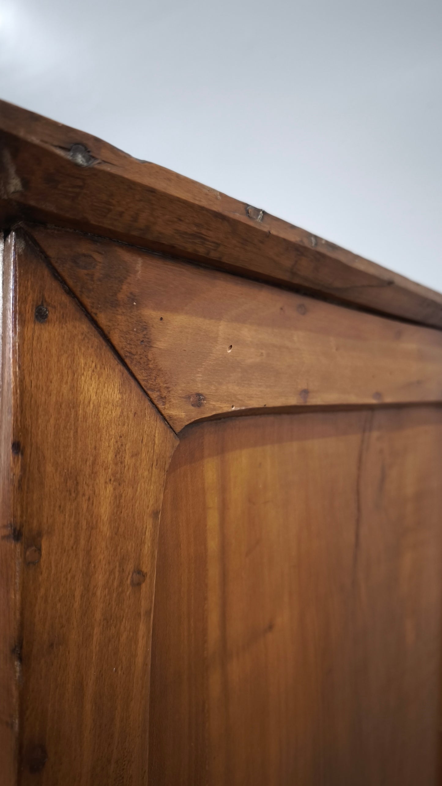 89732 Armadio in legno con ante dipinte