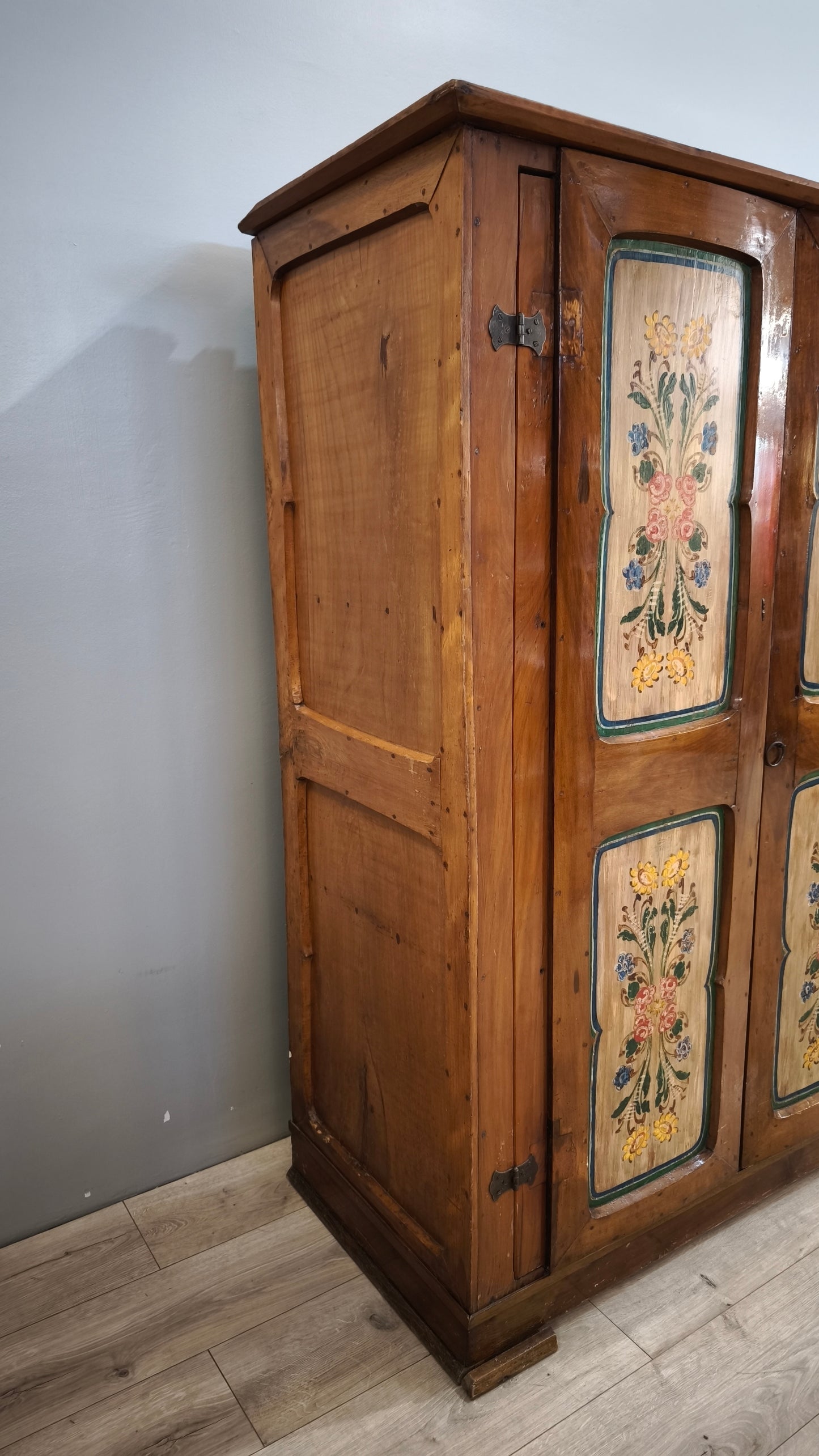 89732 Armadio in legno con ante dipinte