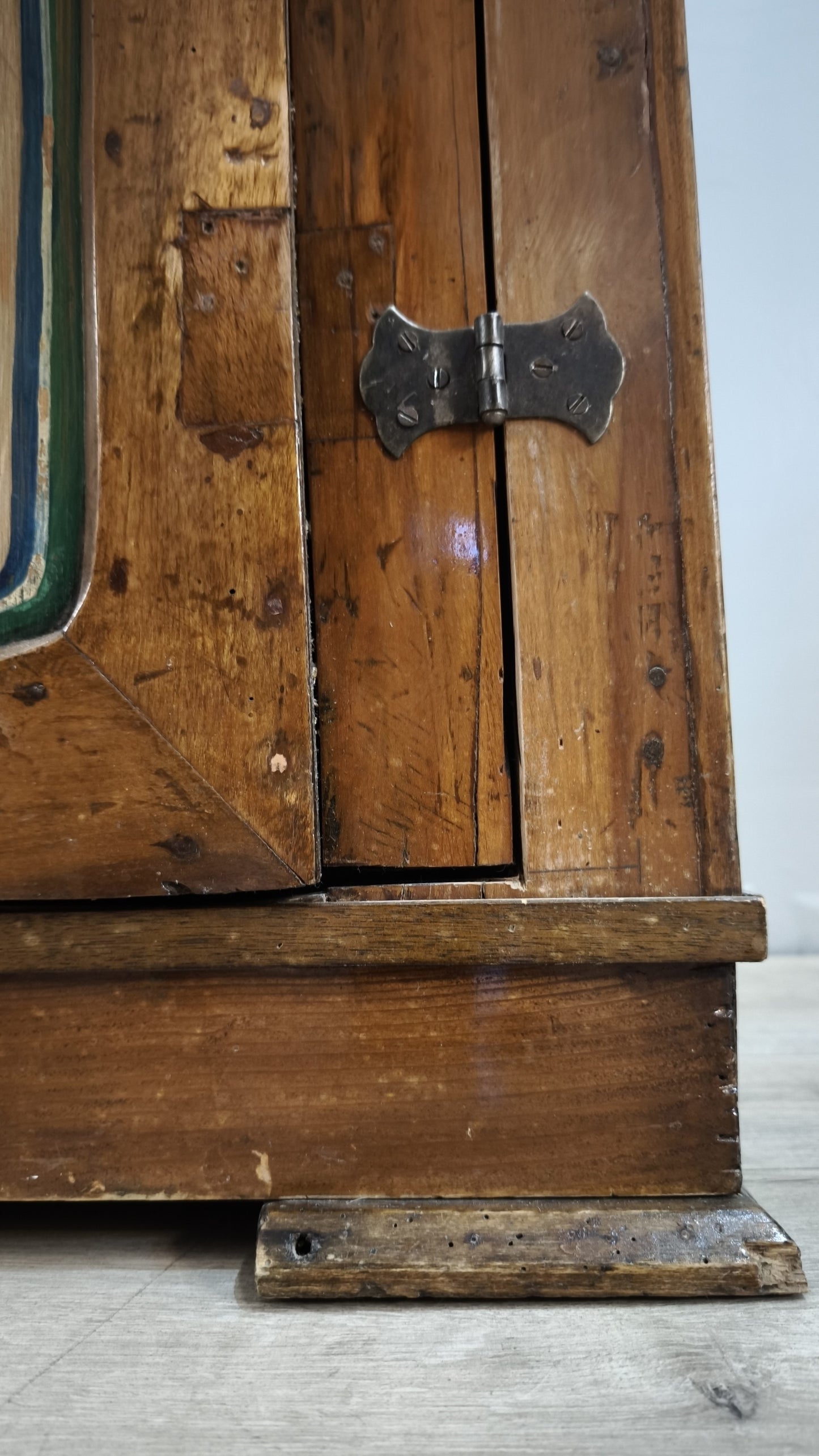 89732 Armadio in legno con ante dipinte