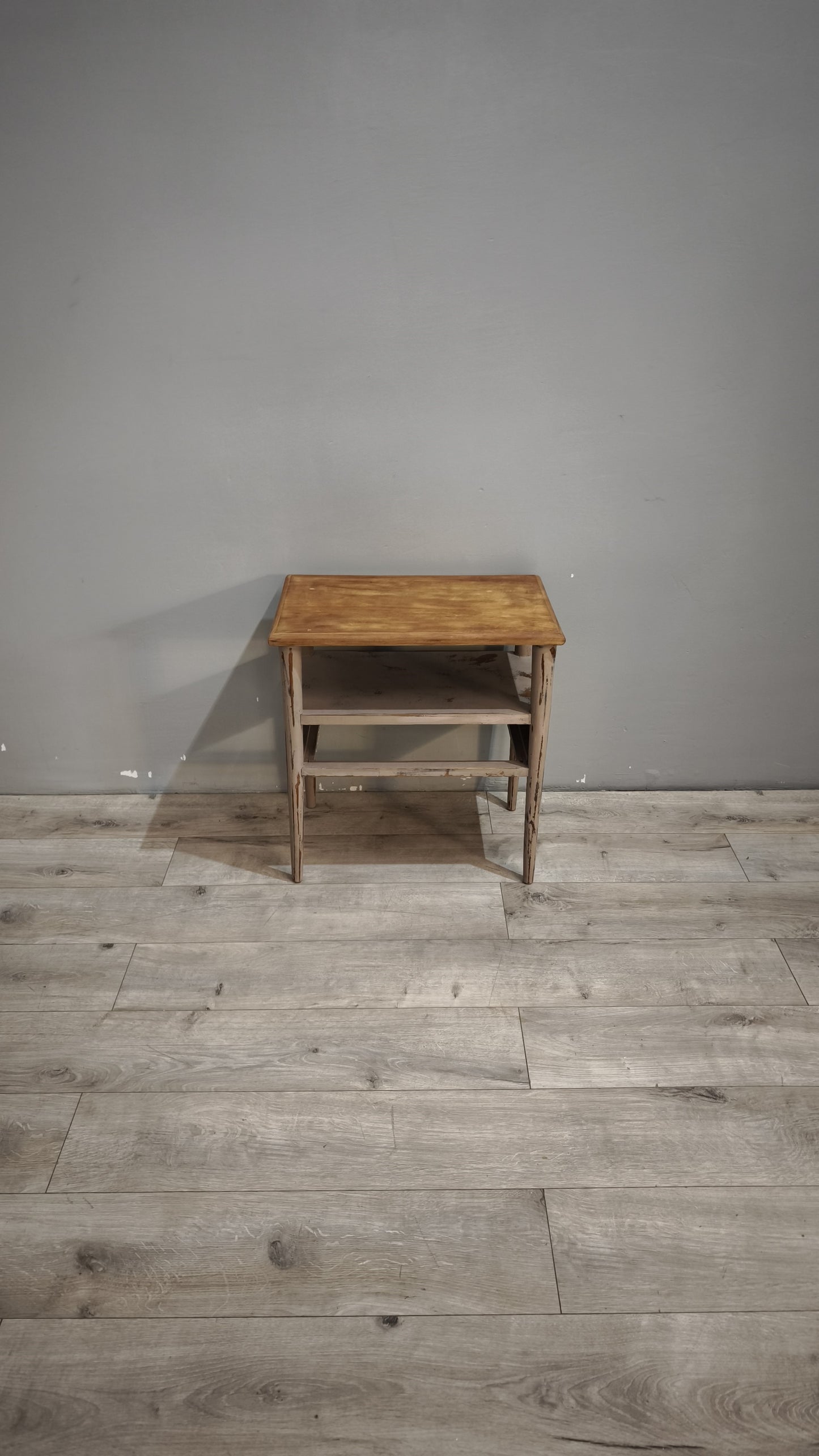 89833 Mobiletto con base grigia e piano in legno