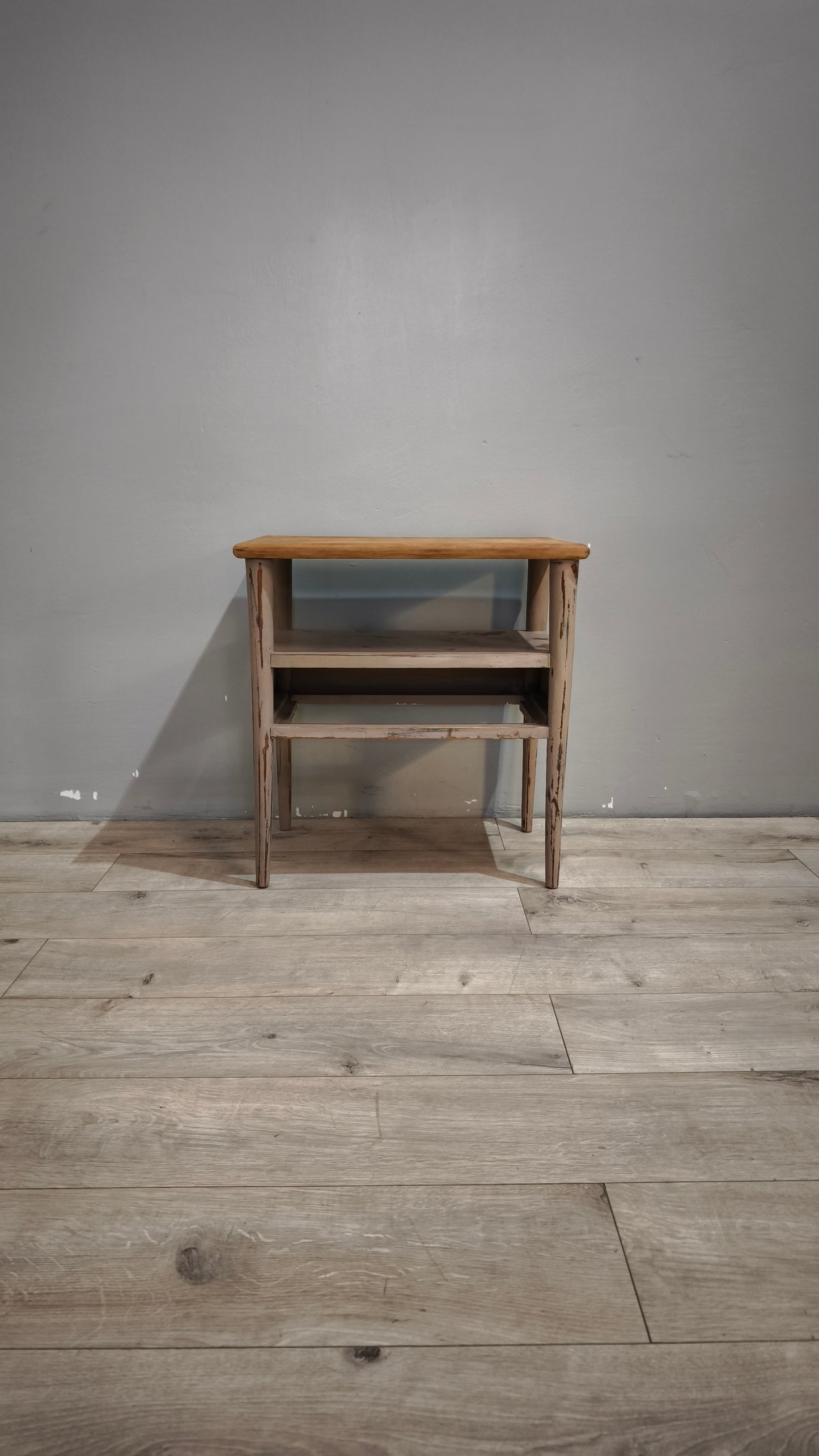 89833 Mobiletto con base grigia e piano in legno