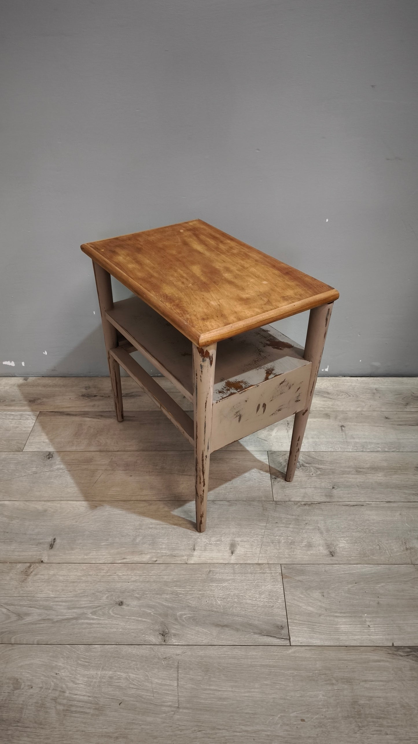 89833 Mobiletto con base grigia e piano in legno