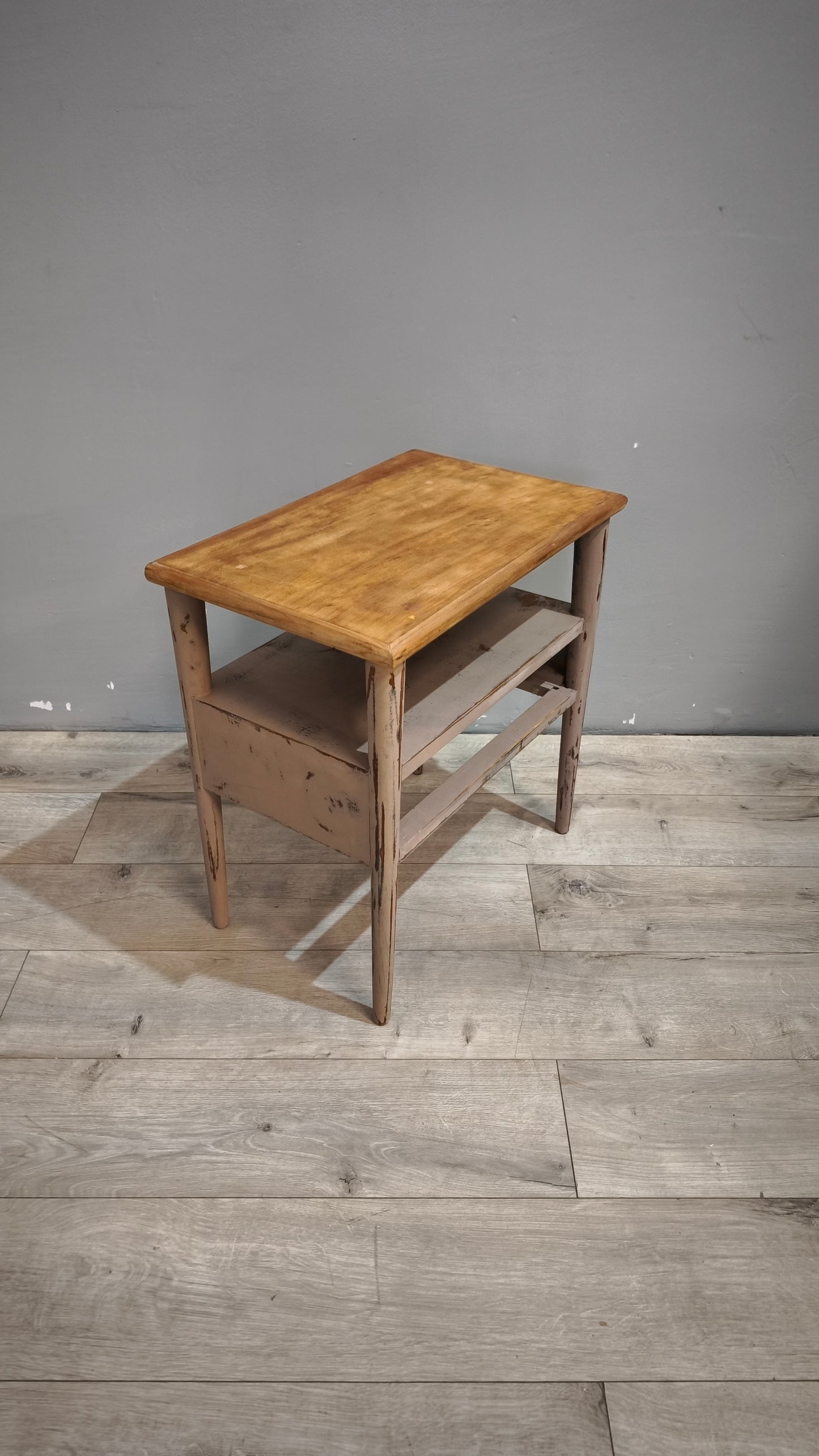 89833 Mobiletto con base grigia e piano in legno