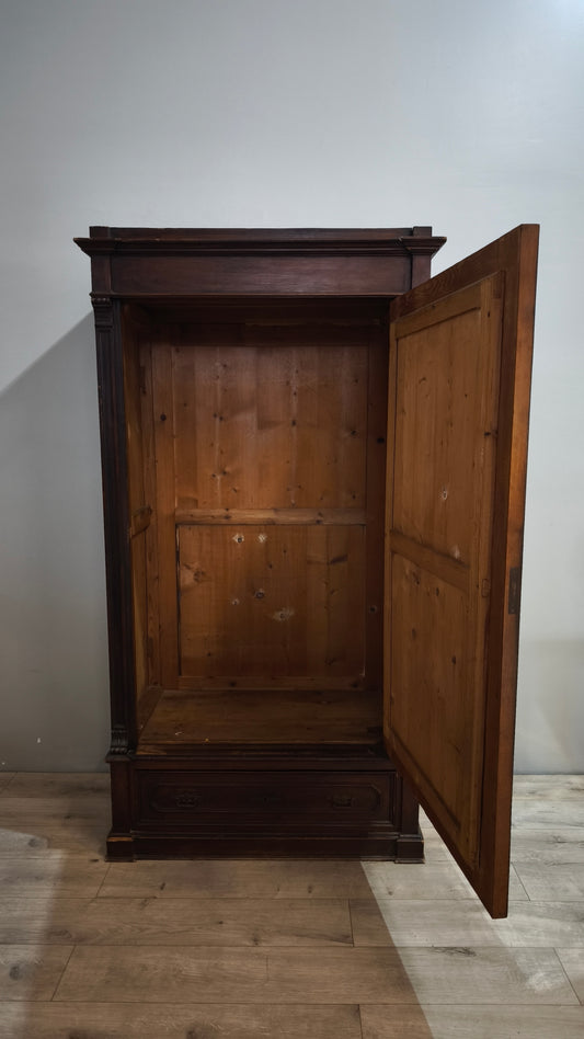 89782 Armadio in legno massello con un'anta a specchio