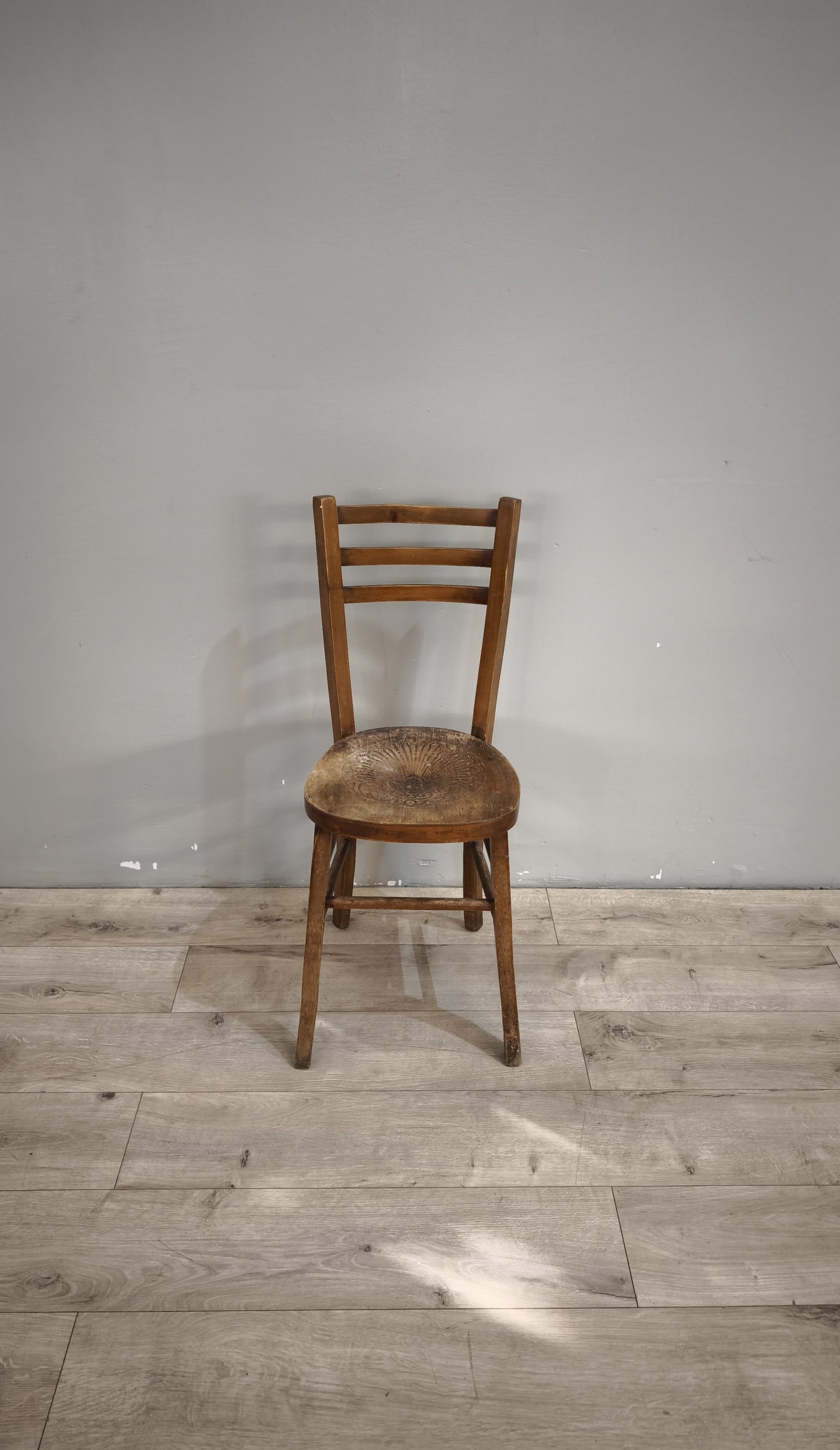 89867 Sedia singola in legno impresso e curvato