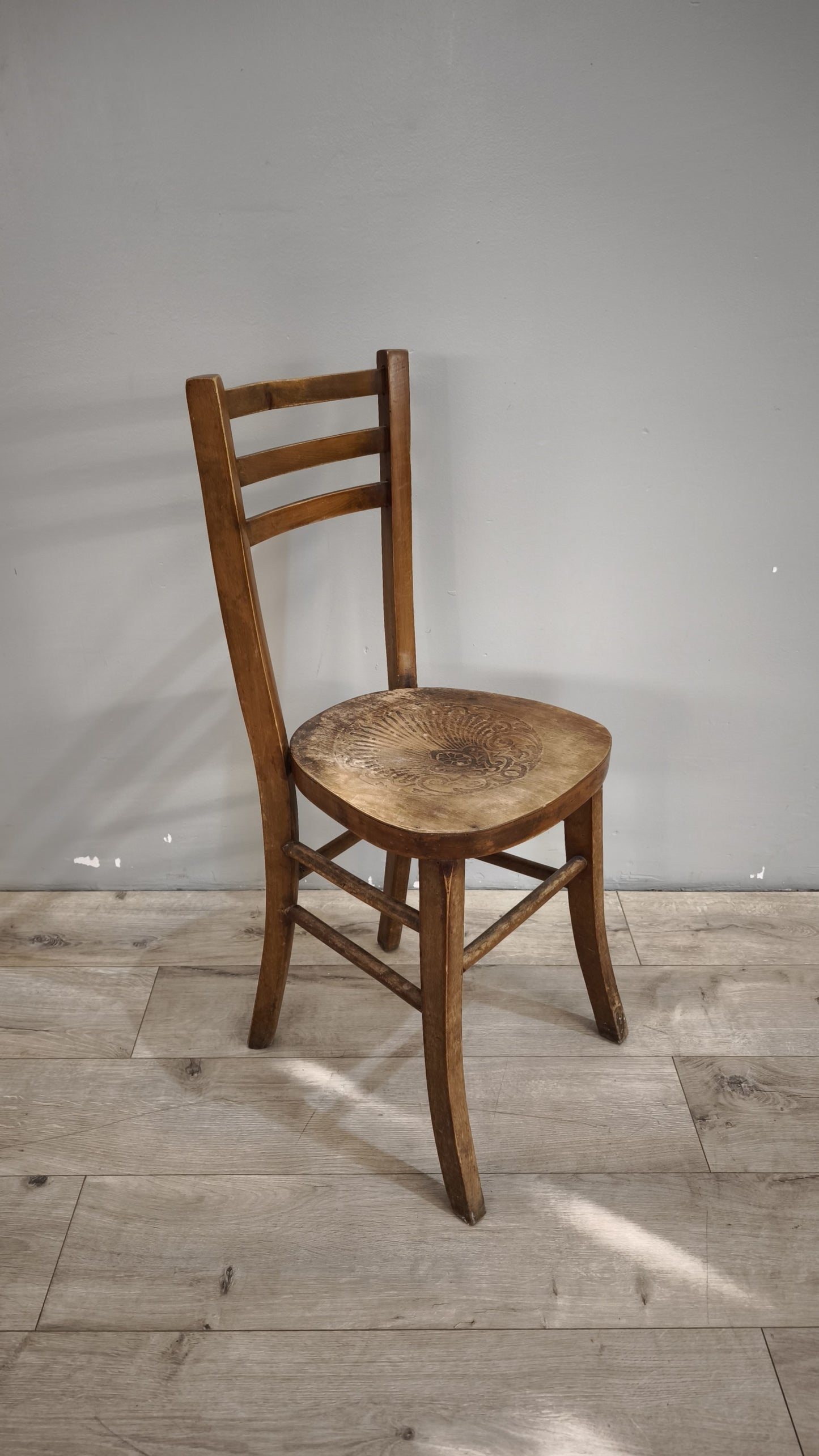 89867 Sedia singola in legno impresso e curvato