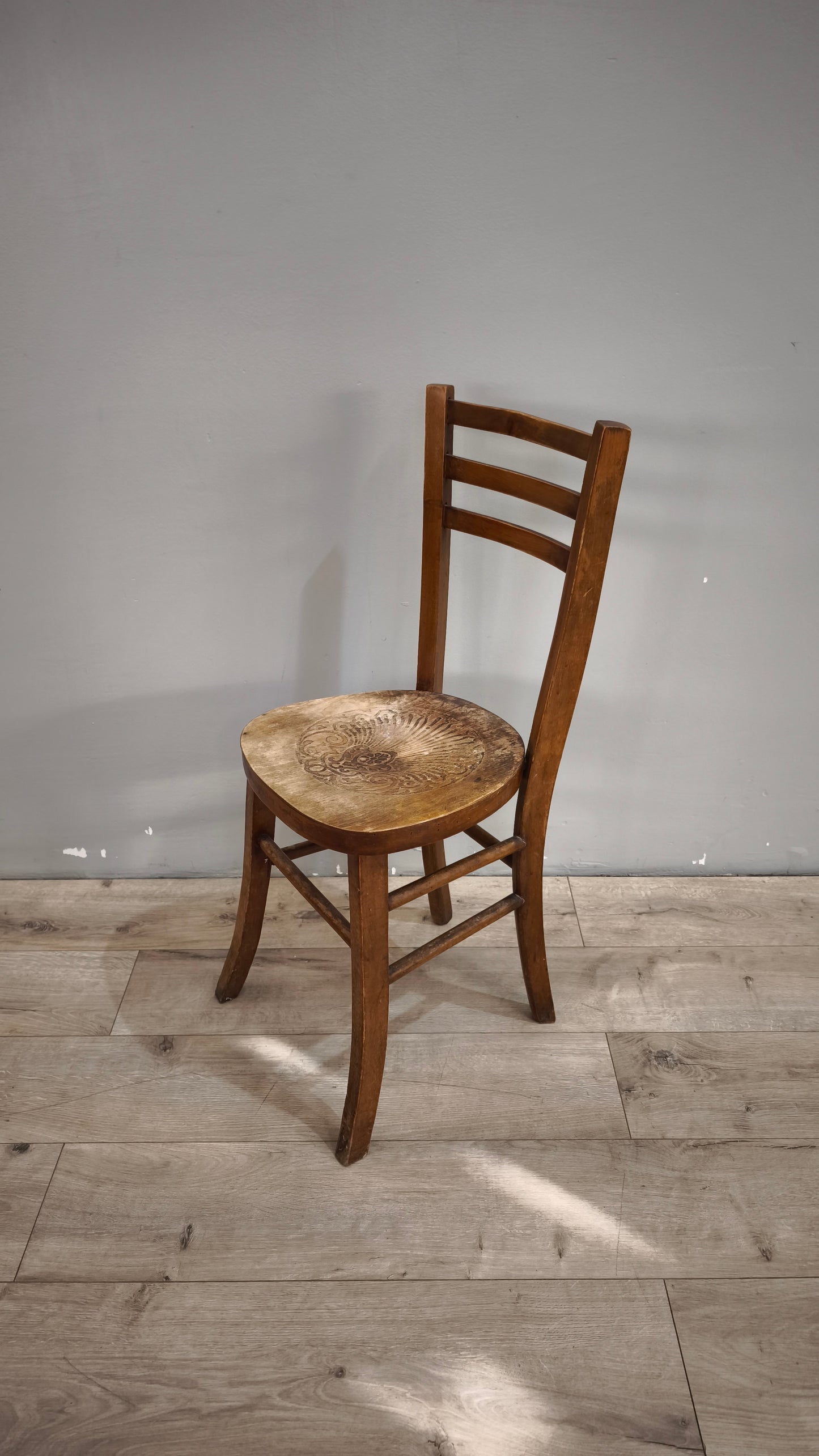 89867 Sedia singola in legno impresso e curvato