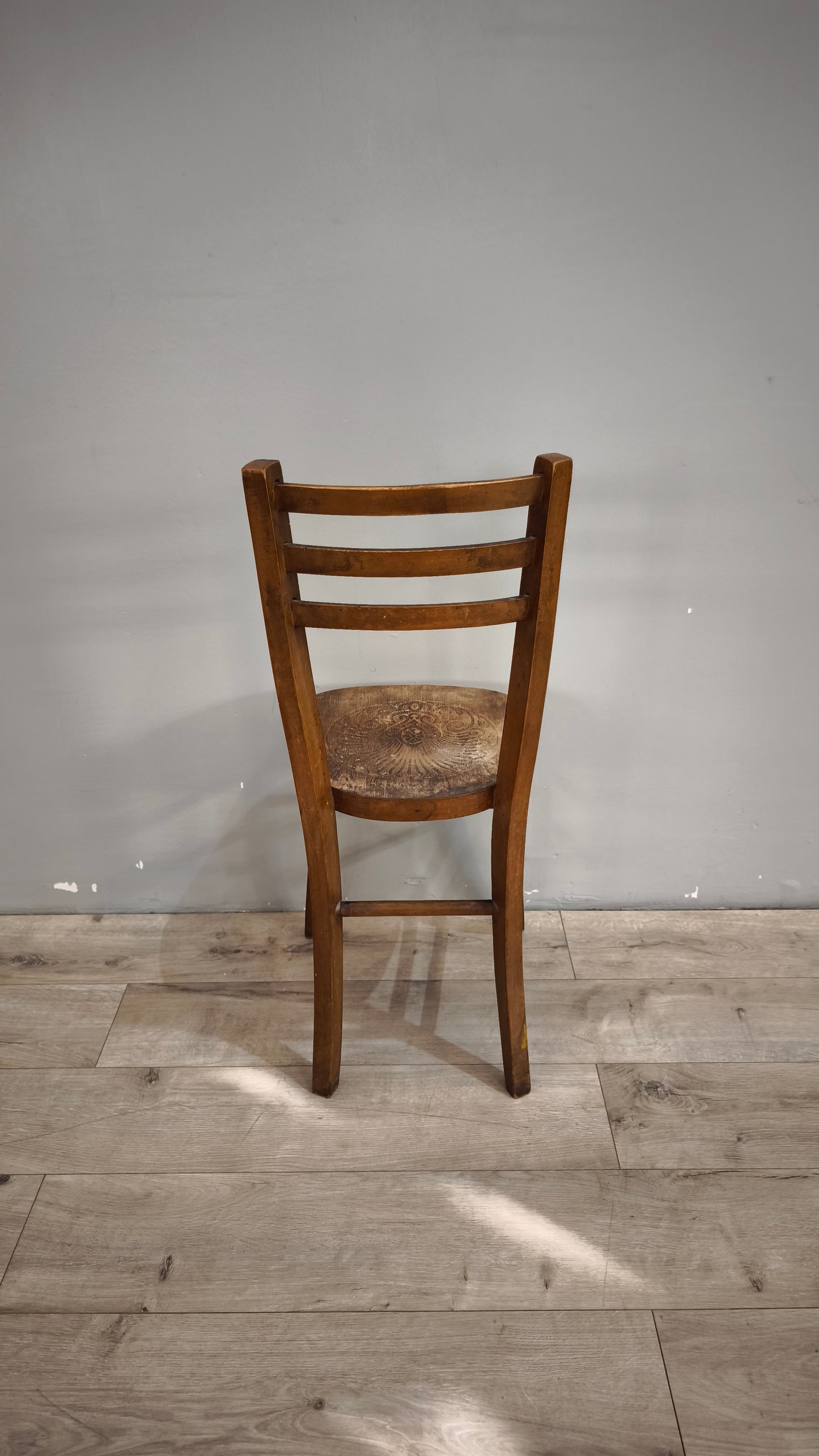 89867 Sedia singola in legno impresso e curvato