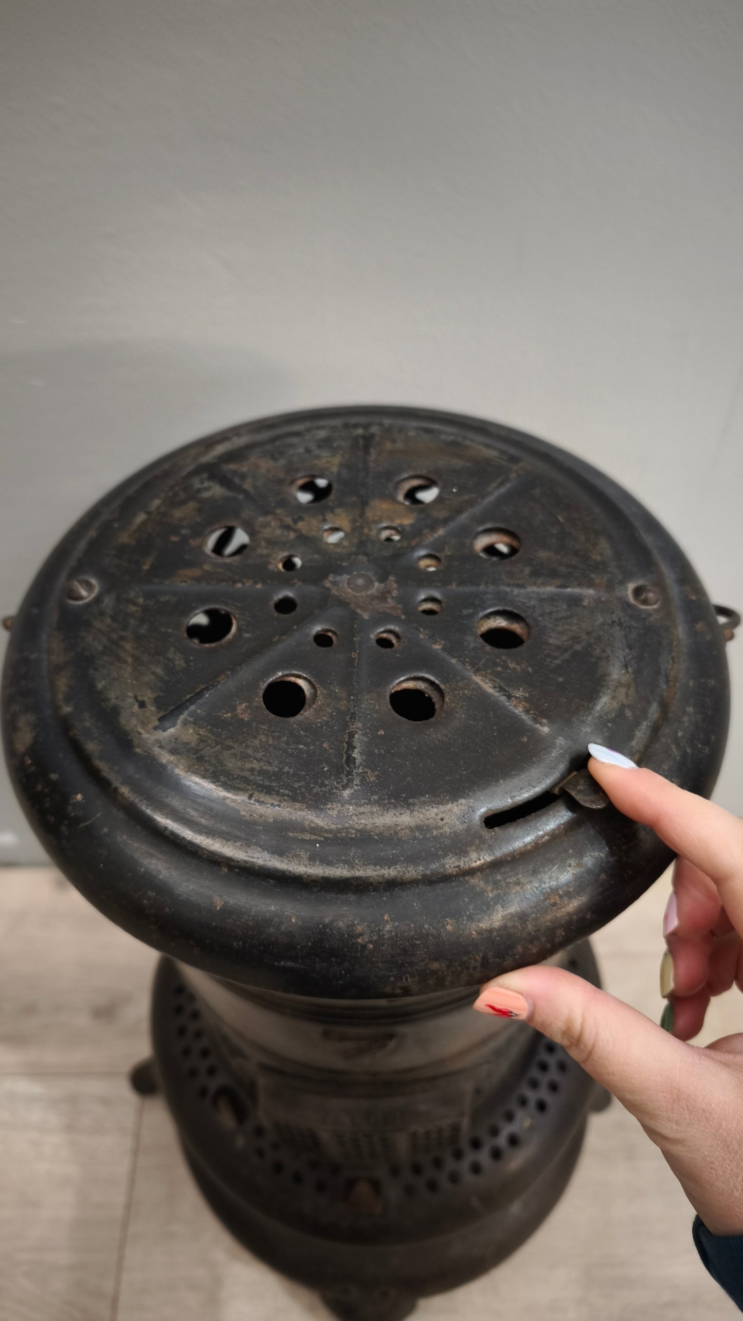 89804 Antica stufa in ferro a paraffina portatile