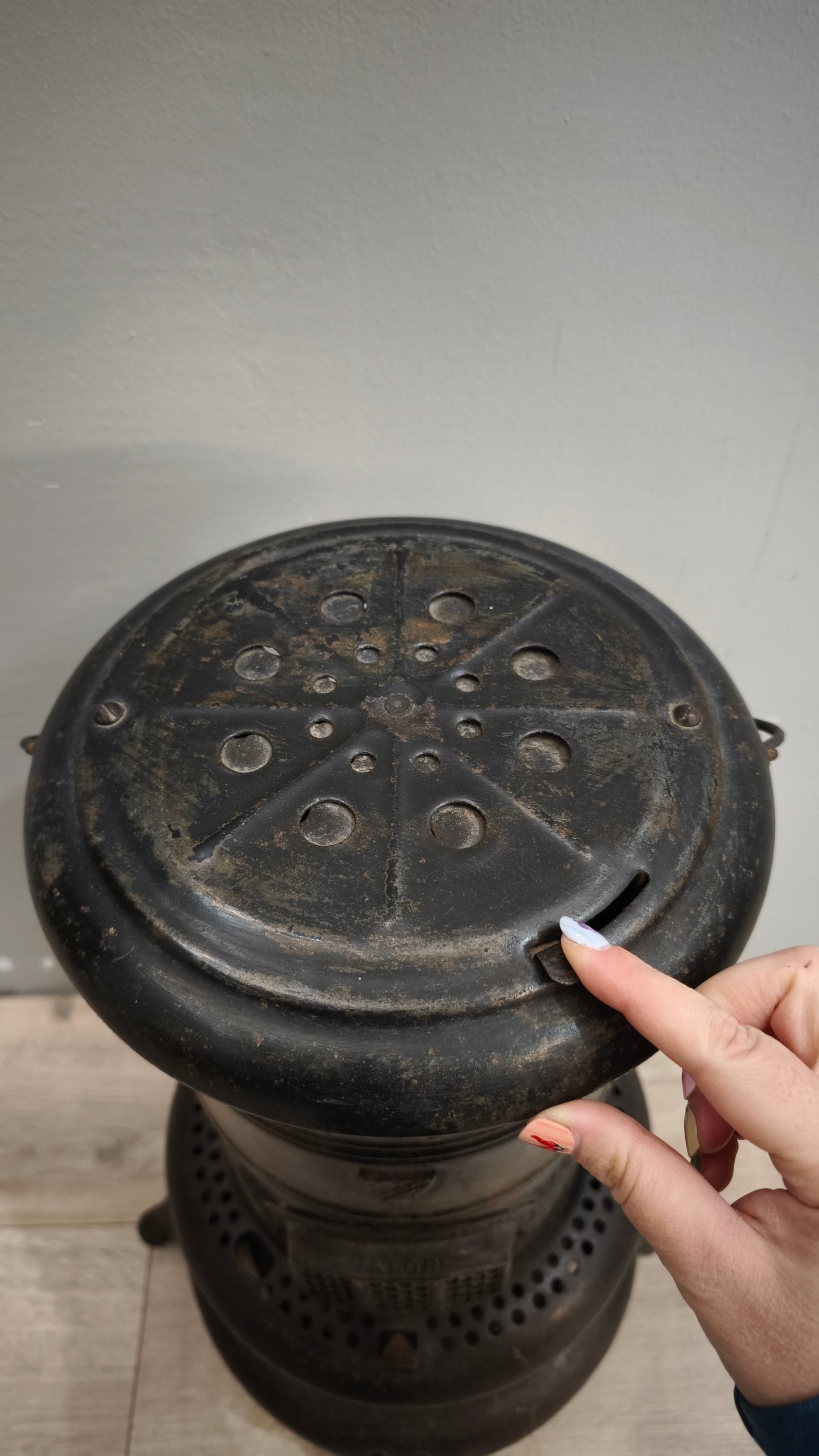 89804 Antica stufa in ferro a paraffina portatile