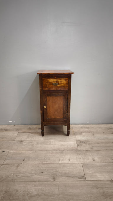 89808 Comodino in legno con un cassetto e uno sportello