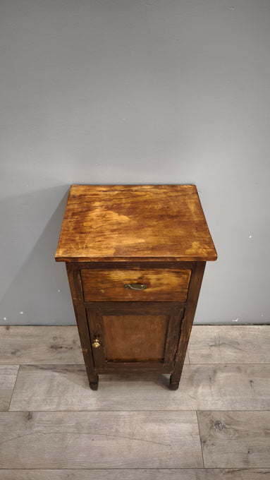 89808 Comodino in legno con un cassetto e uno sportello
