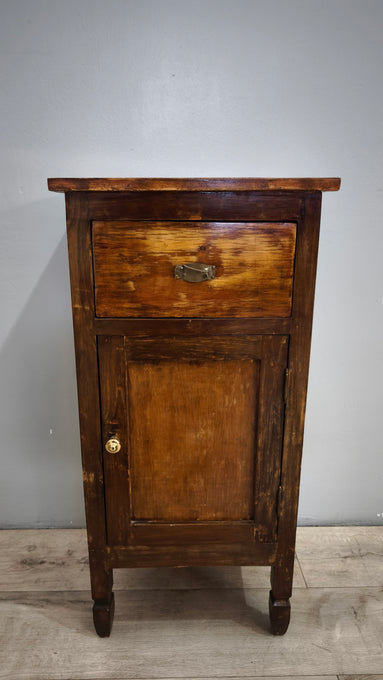89808 Comodino in legno con un cassetto e uno sportello