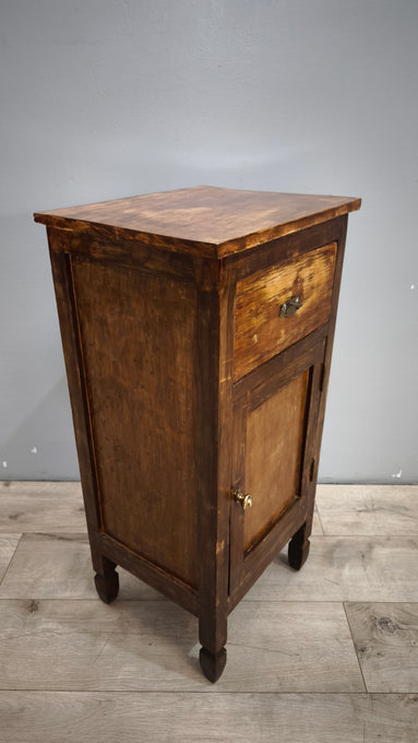 89808 Comodino in legno con un cassetto e uno sportello