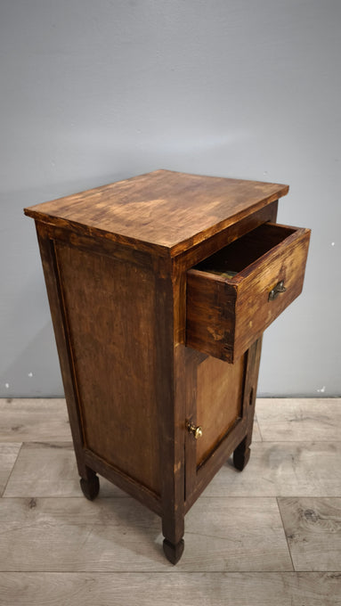 89808 Comodino in legno con un cassetto e uno sportello