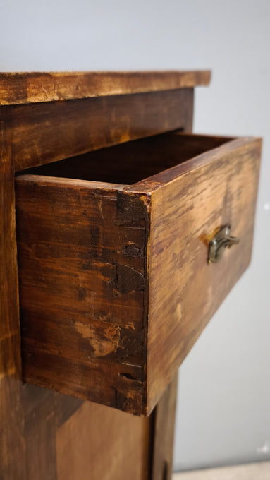 89808 Comodino in legno con un cassetto e uno sportello