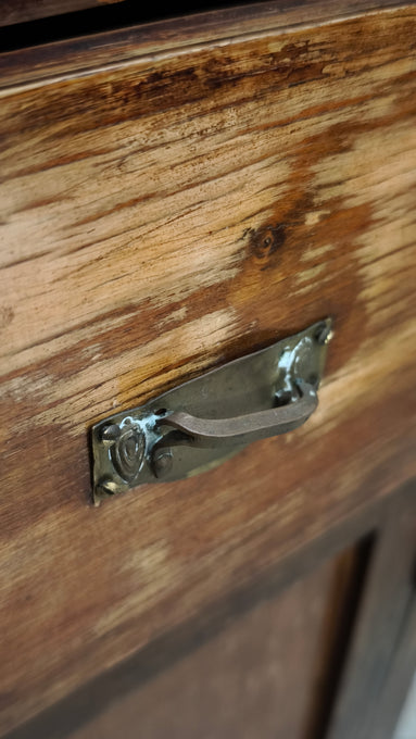 89808 Comodino in legno con un cassetto e uno sportello