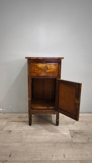 89808 Comodino in legno con un cassetto e uno sportello