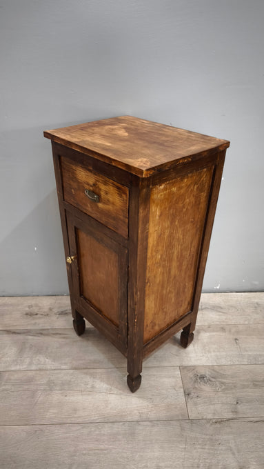 89808 Comodino in legno con un cassetto e uno sportello