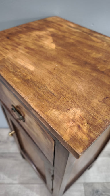 89808 Comodino in legno con un cassetto e uno sportello