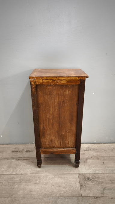 89808 Comodino in legno con un cassetto e uno sportello