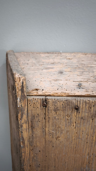 89802 Antico contenitore per farina in legno