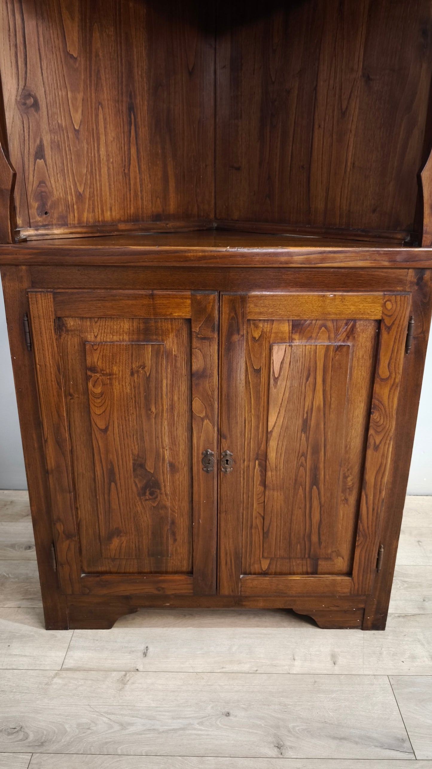 89801 Angoliera con vetrina in legno