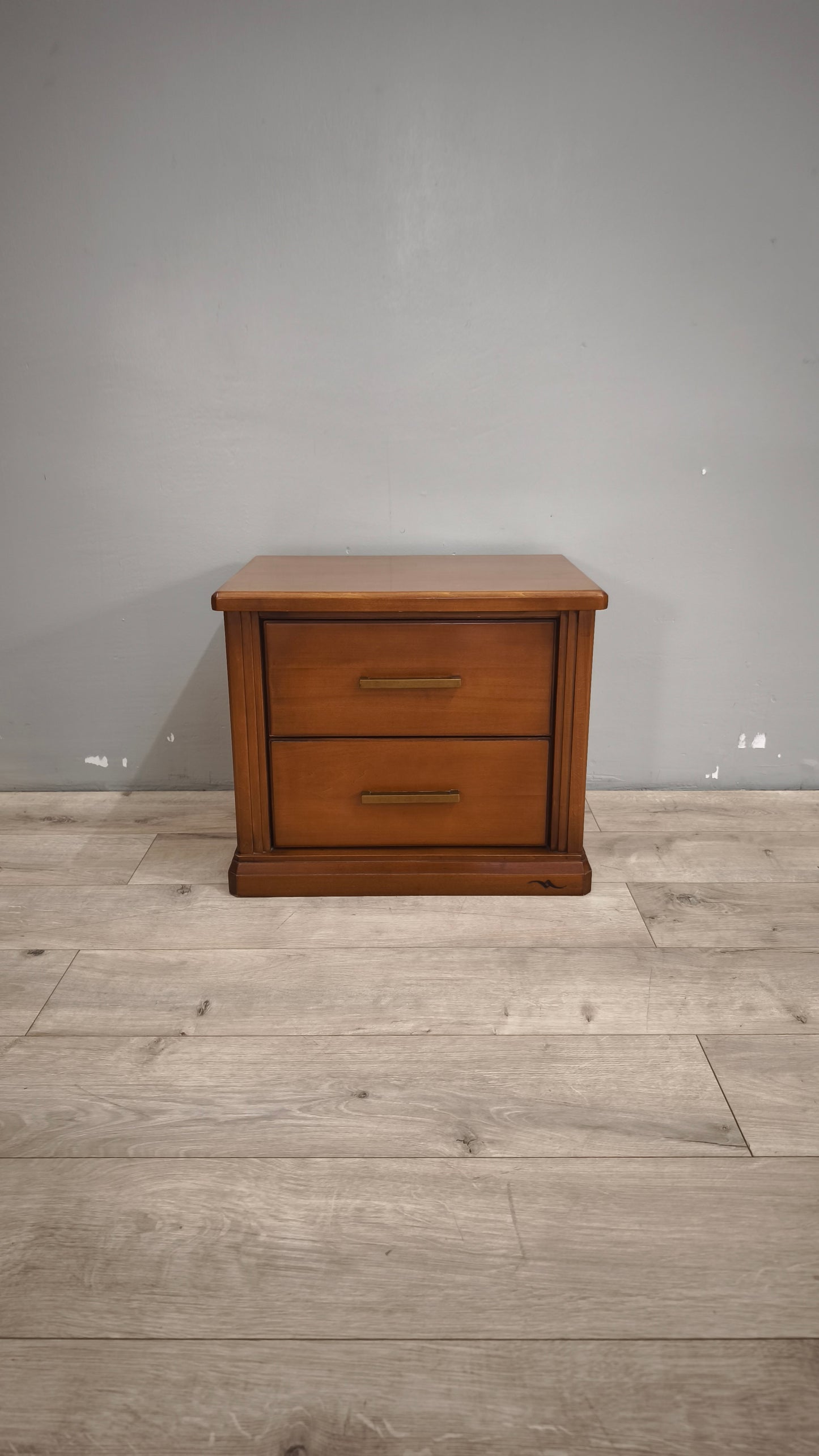 89772 Comodino in legno con due cassetti