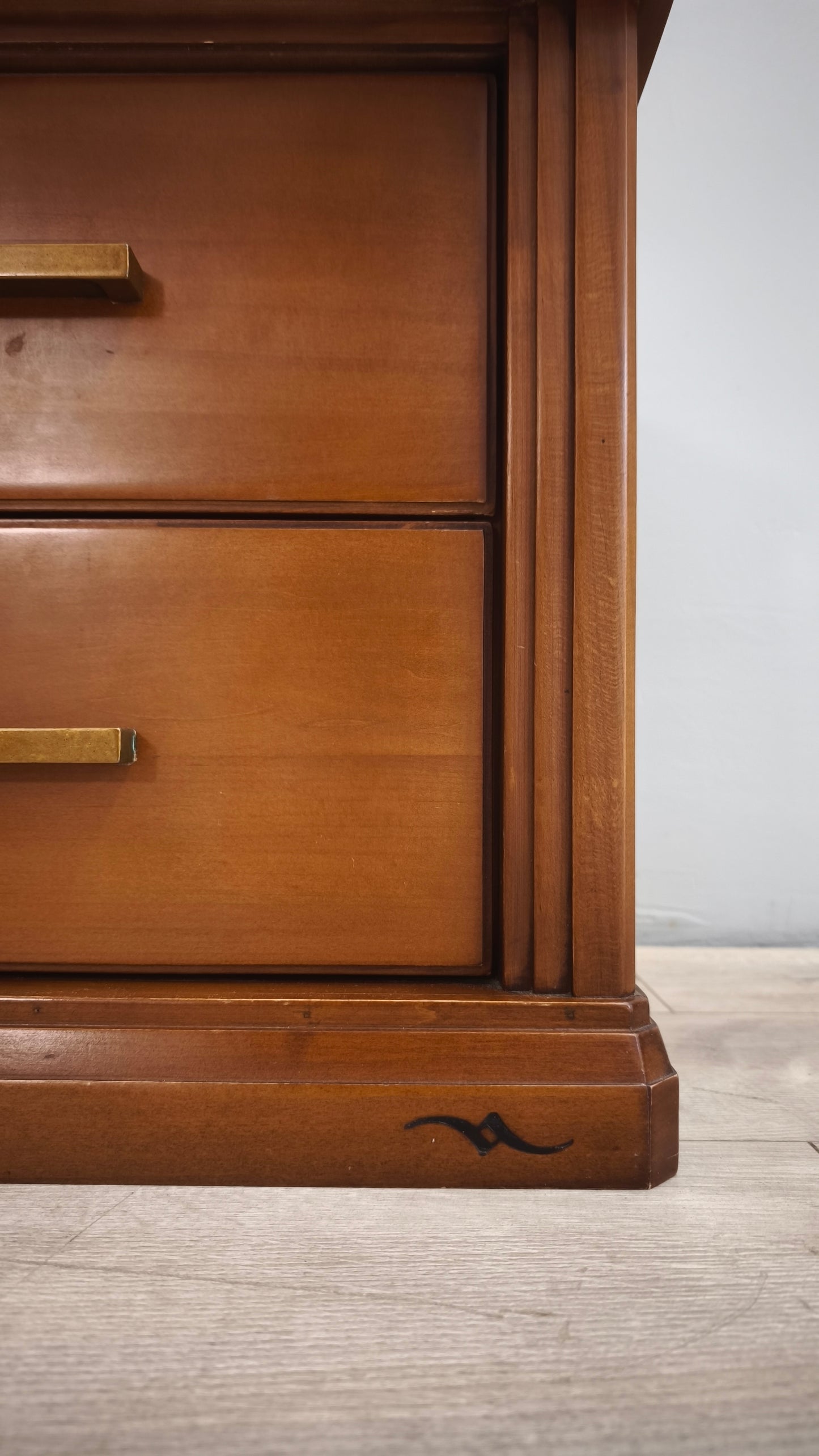 89772 Comodino in legno con due cassetti