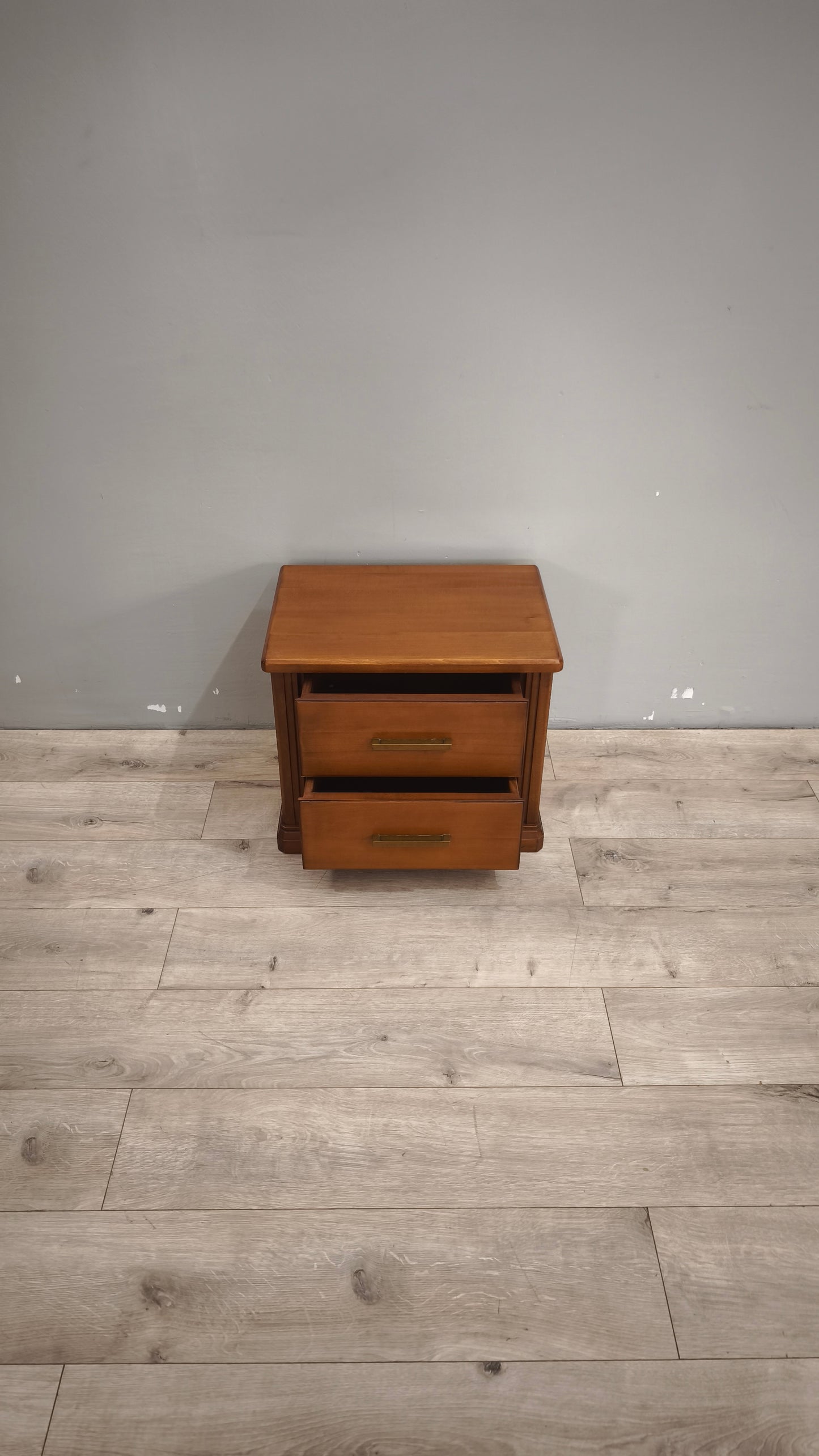 89772 Comodino in legno con due cassetti