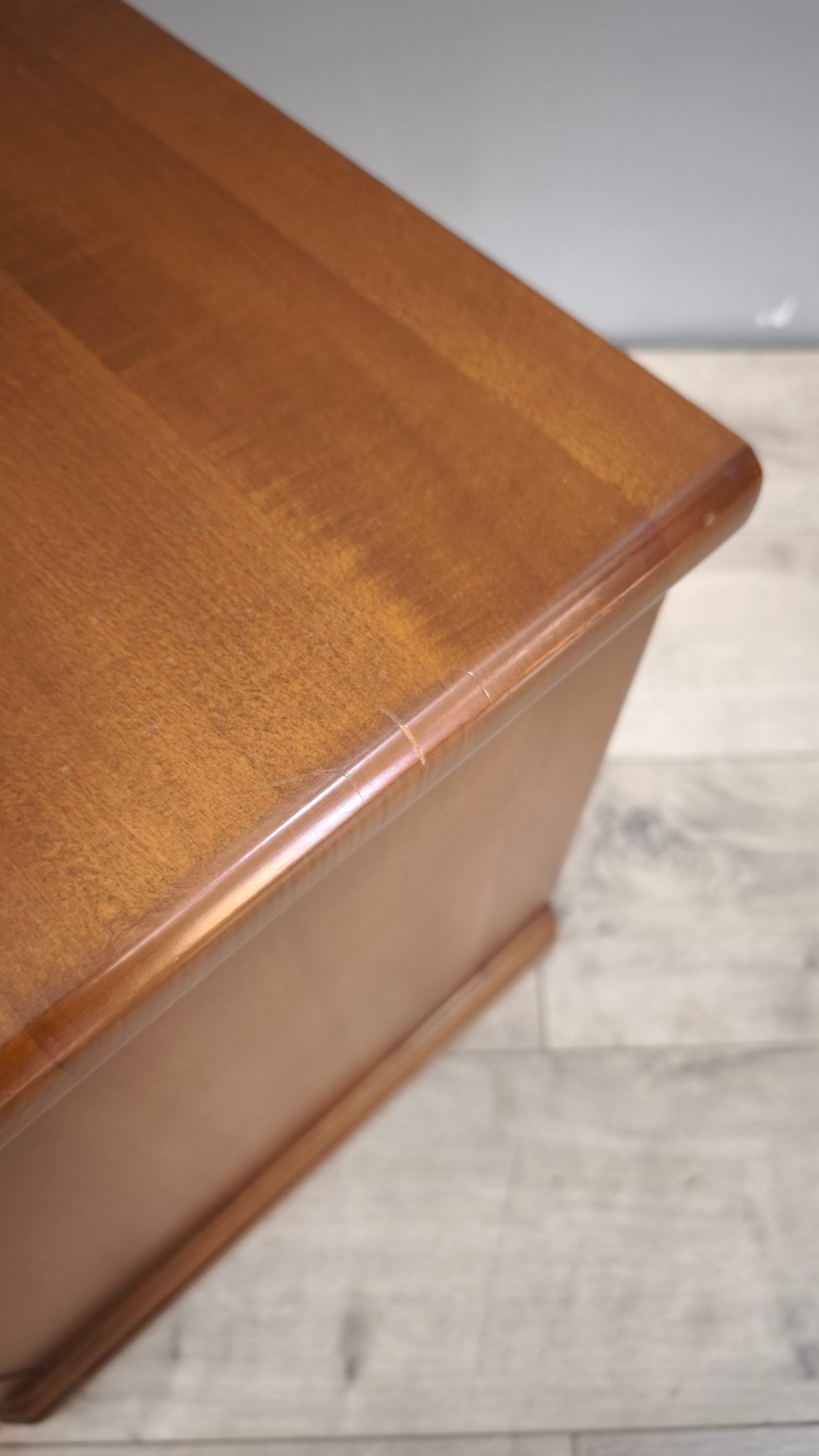 89772 Comodino in legno con due cassetti
