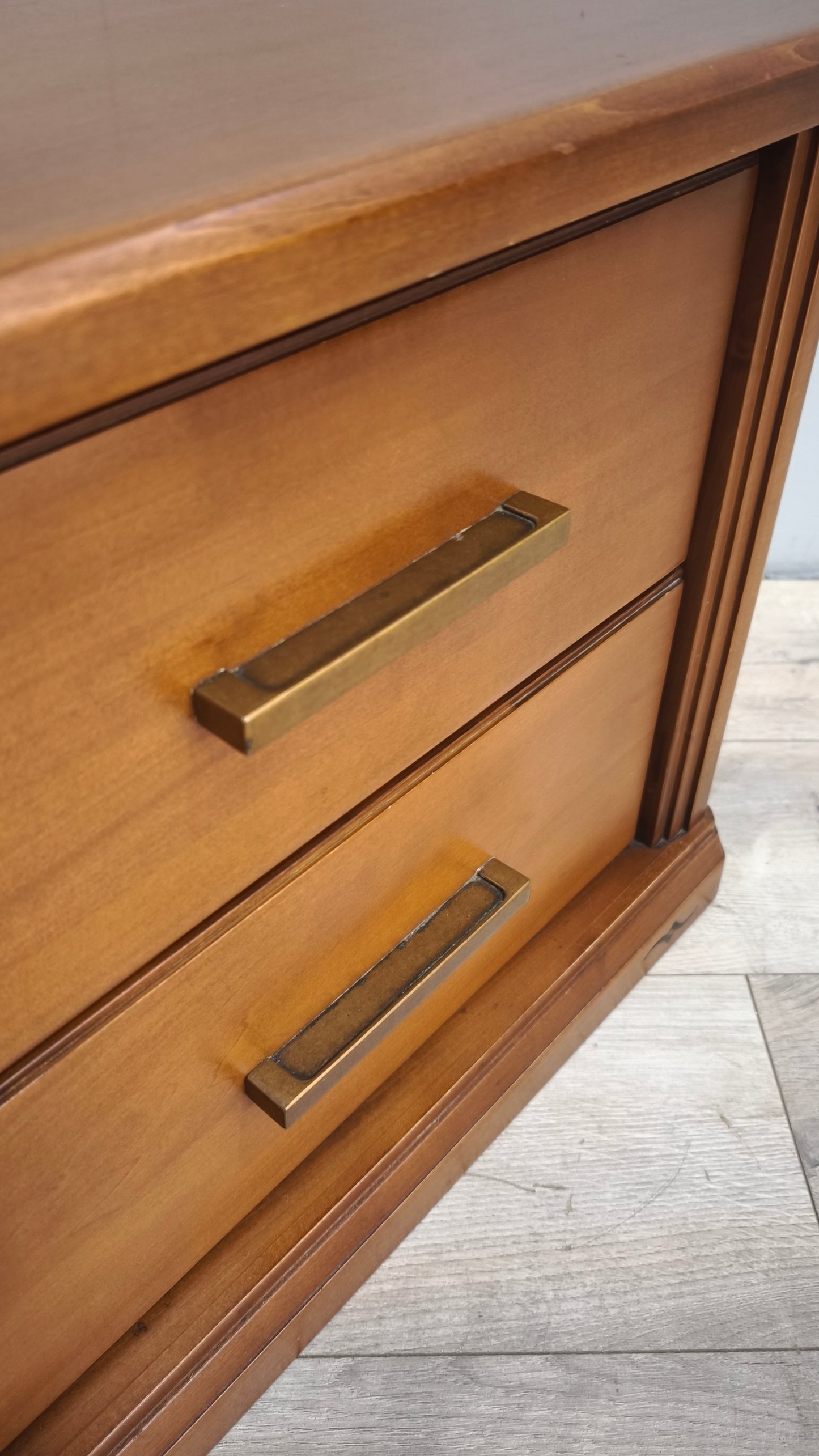 89772 Comodino in legno con due cassetti