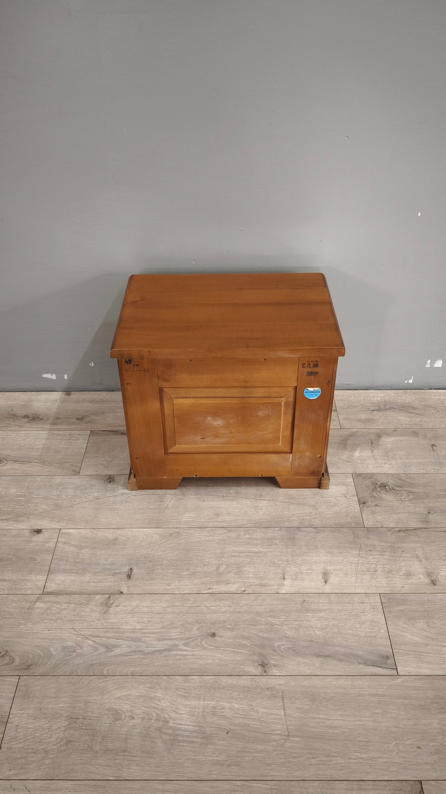 89772 Comodino in legno con due cassetti