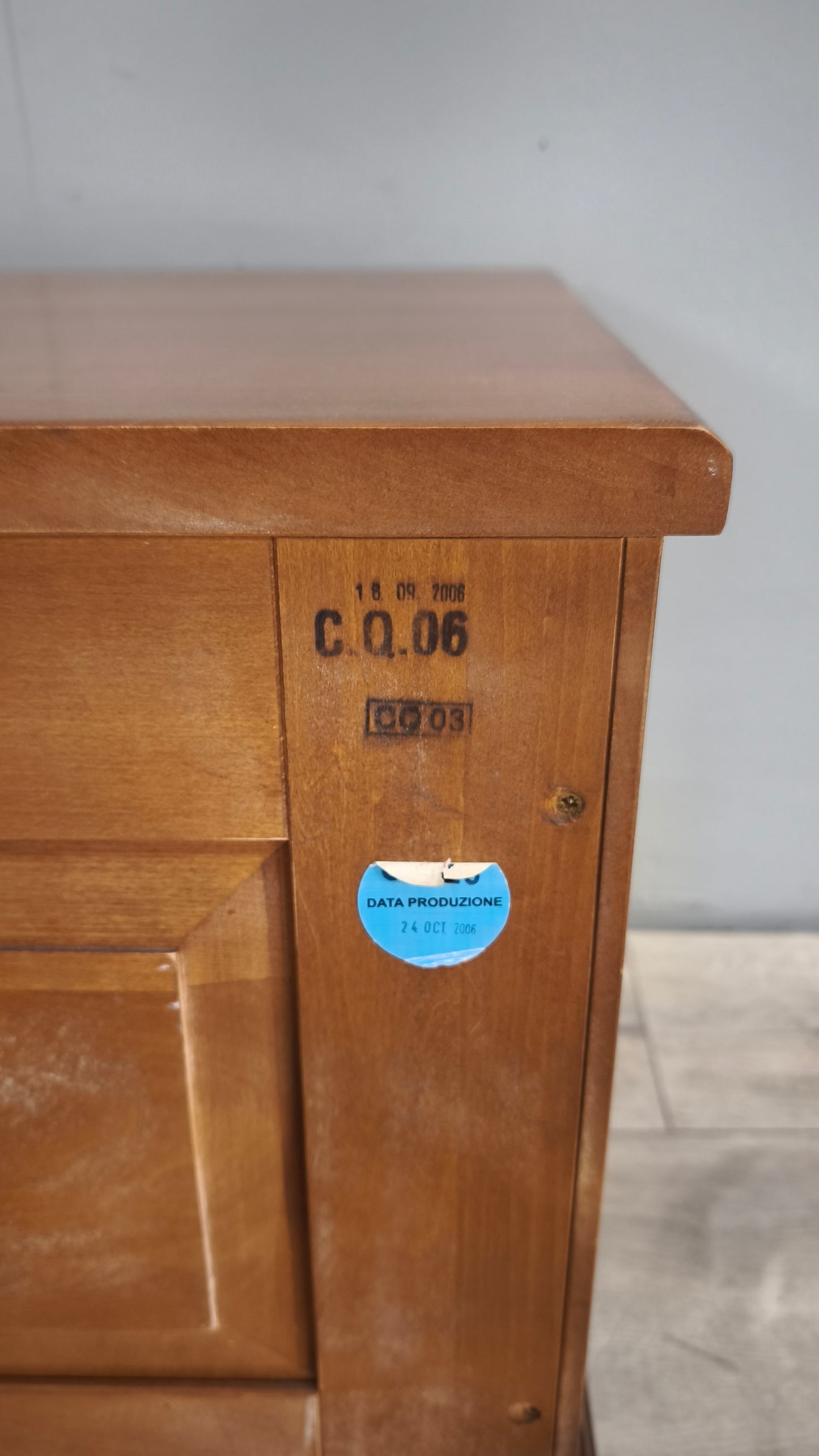89772 Comodino in legno con due cassetti