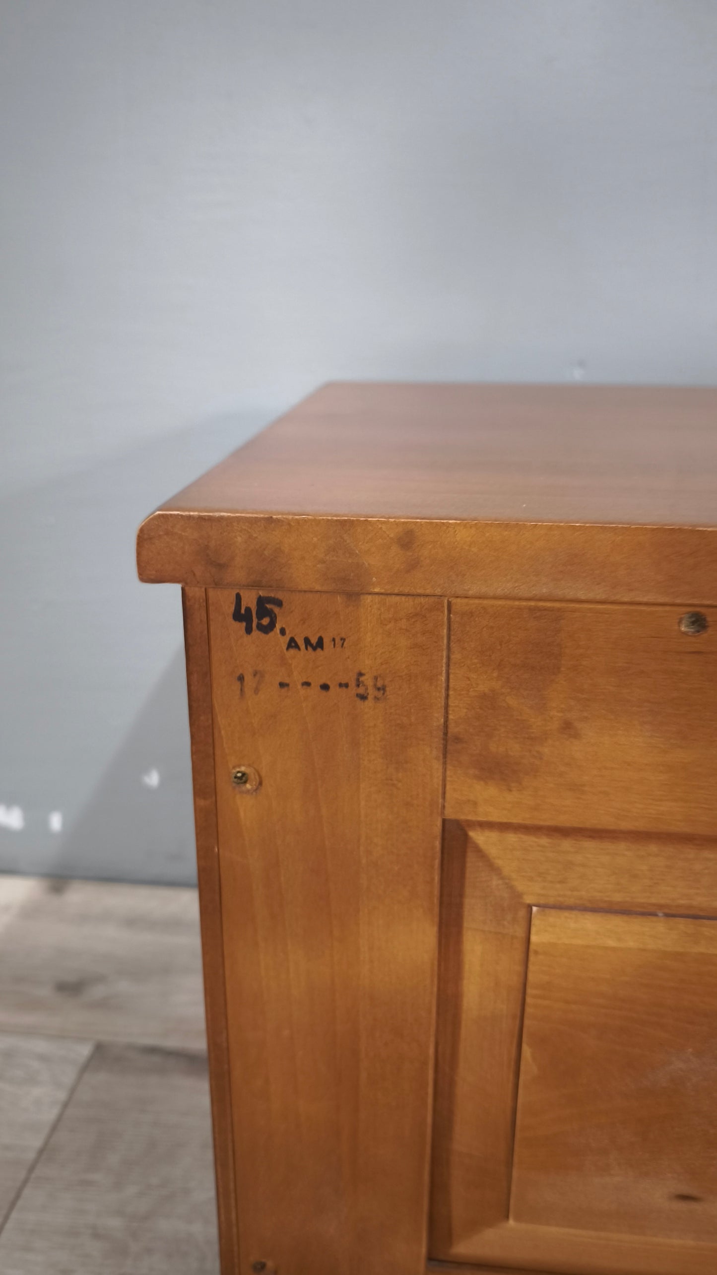 89772 Comodino in legno con due cassetti
