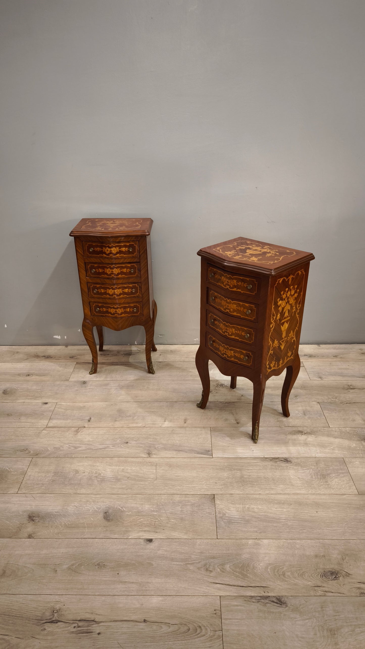 89929 Coppia di comodini in legno intarsiato