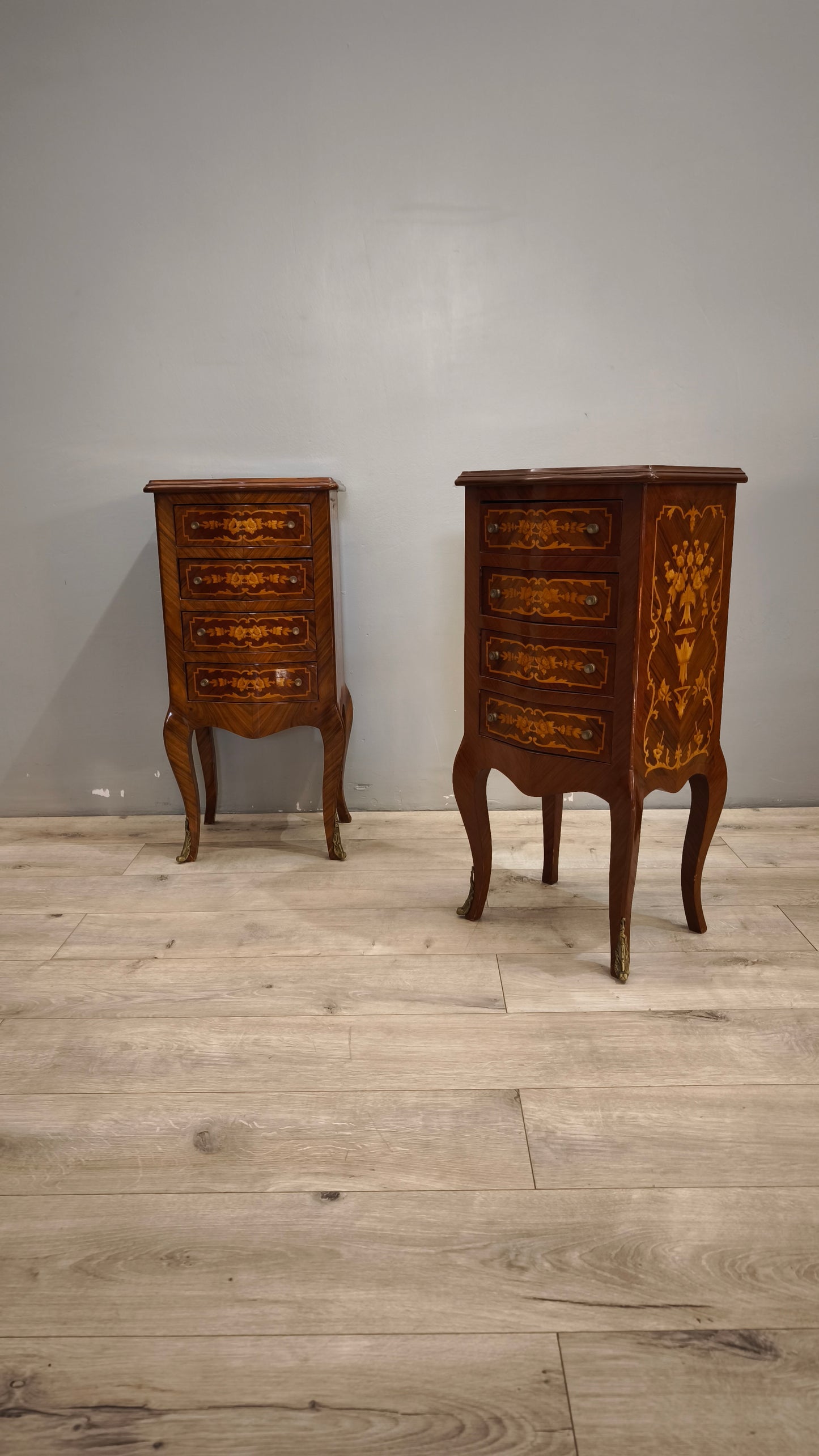 89929 Coppia di comodini in legno intarsiato