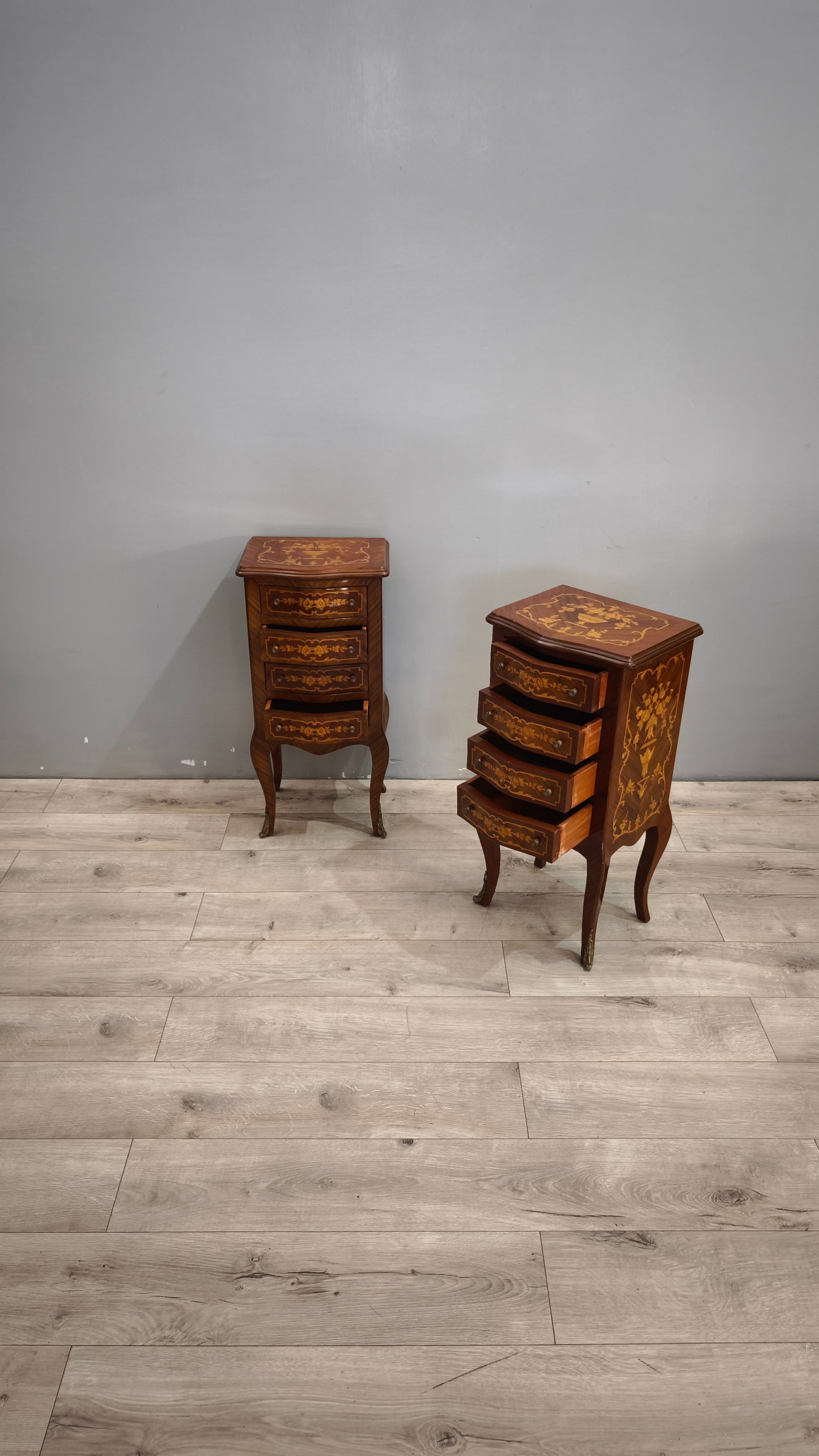 89929 Coppia di comodini in legno intarsiato