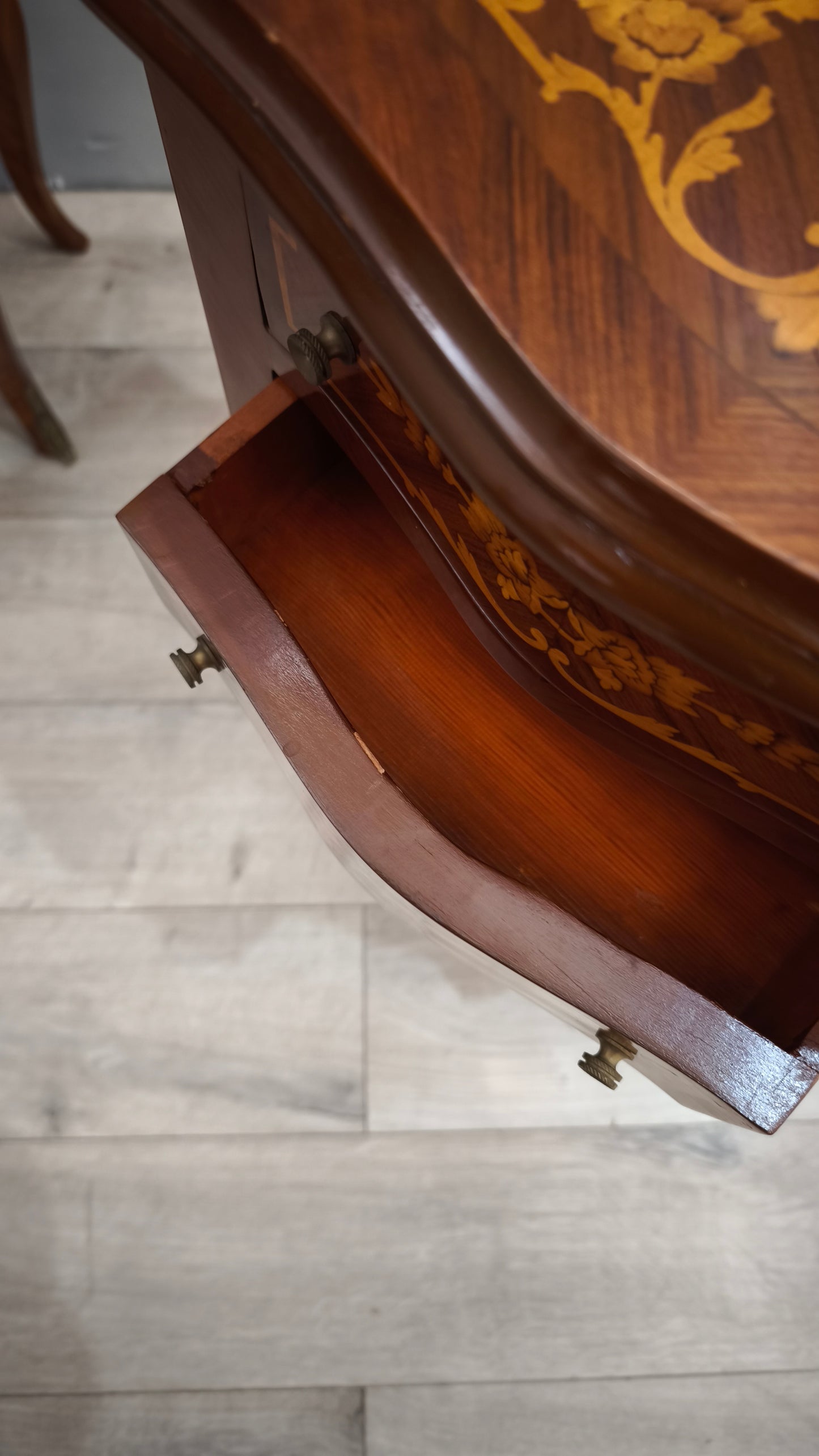 89929 Coppia di comodini in legno intarsiato