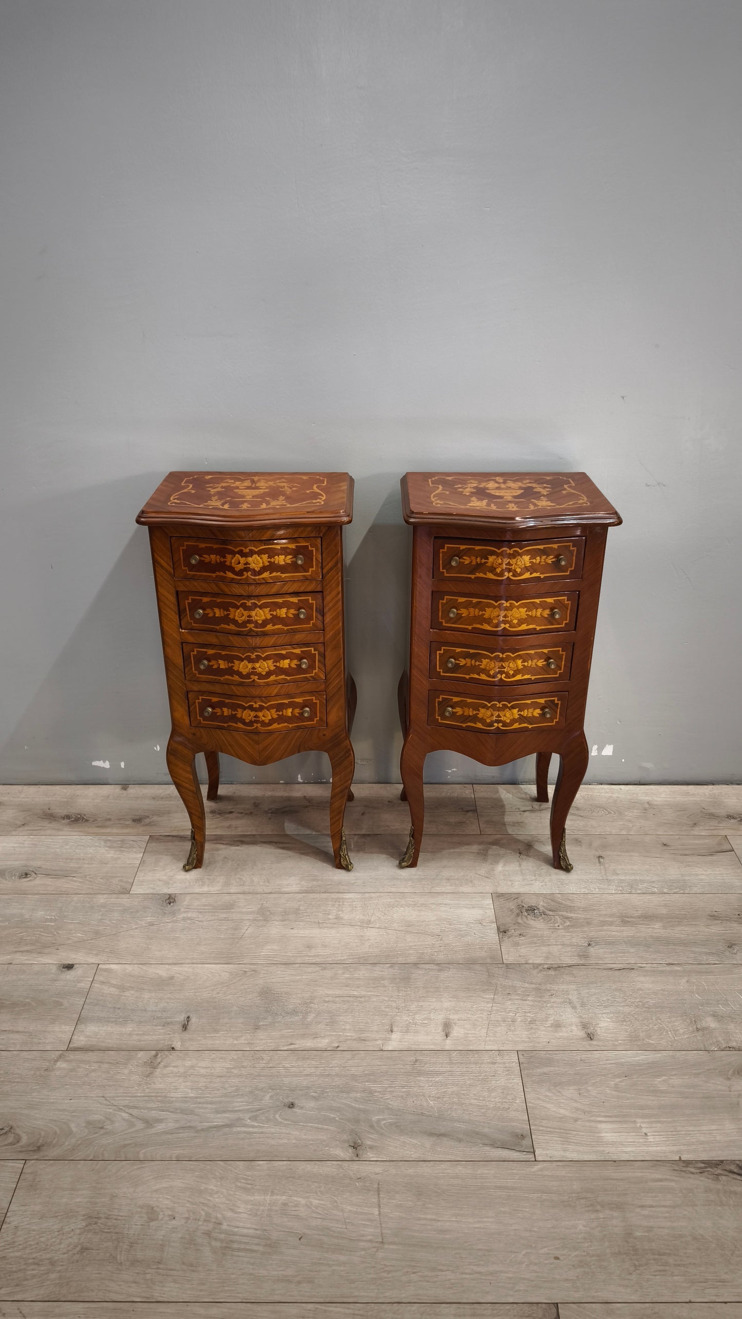 89929 Coppia di comodini in legno intarsiato
