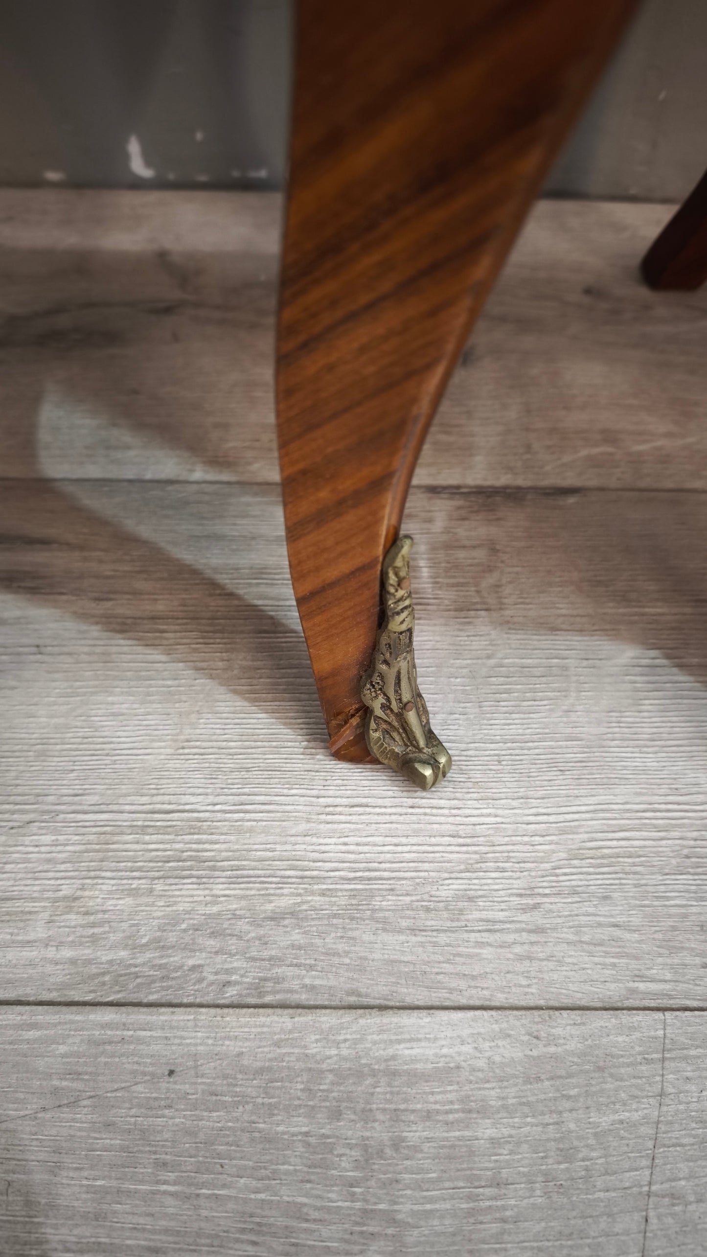 89929 Coppia di comodini in legno intarsiato