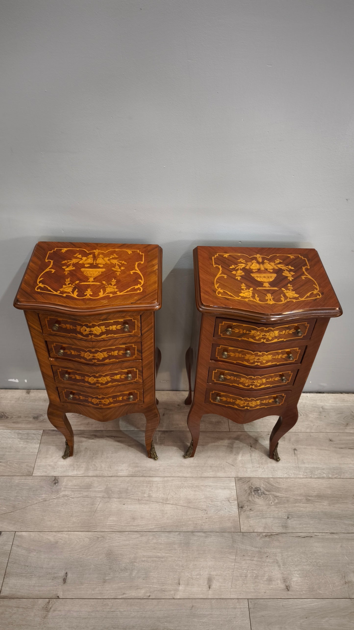 89929 Coppia di comodini in legno intarsiato